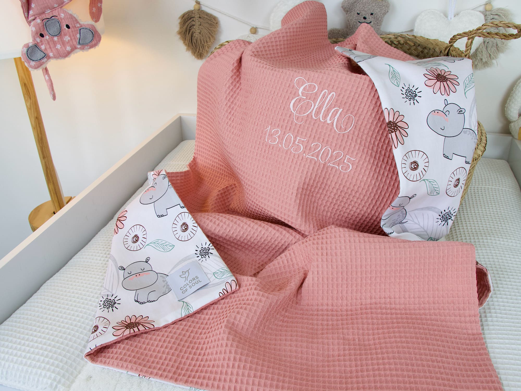 Personalisierte Babydecke - niedliche Nilpferde / Waffelpique blush