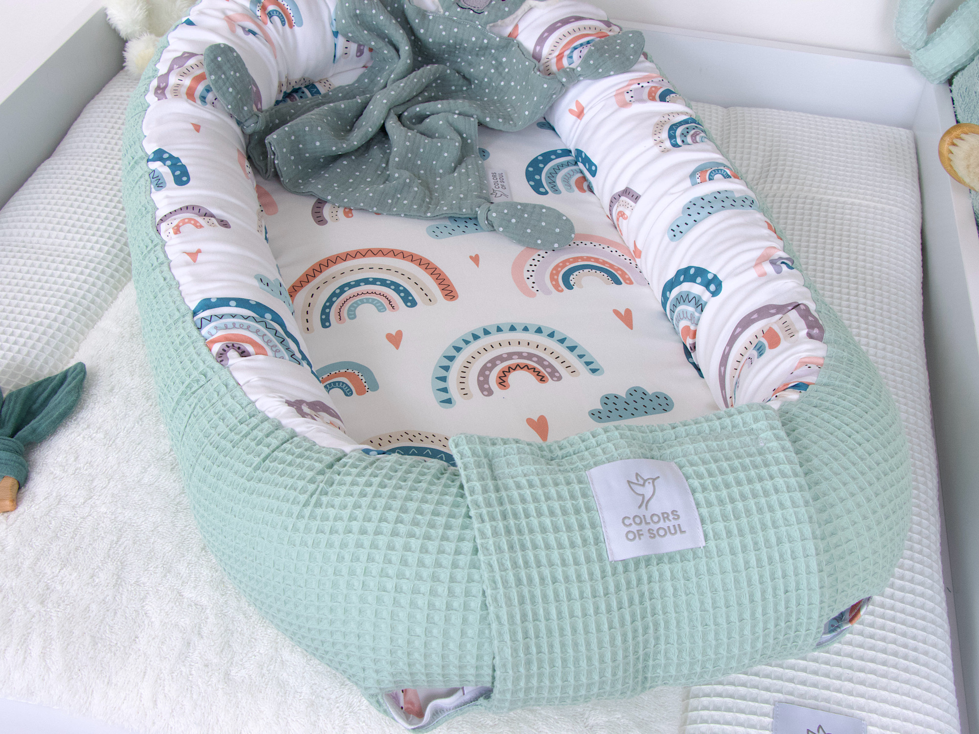 Babynestchen pastell Regenbogen und Herzen / Waffelpique pastellmint – mit Liebe zum Detail genäht