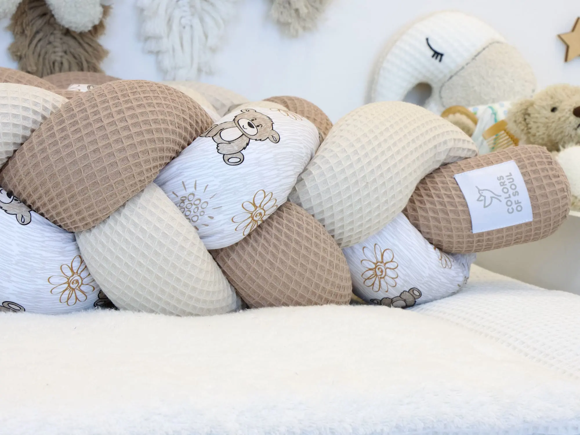 Detailaufnahme der geflochtenen Bettschlange mit Bärchenmuster und Waffelpique Camel