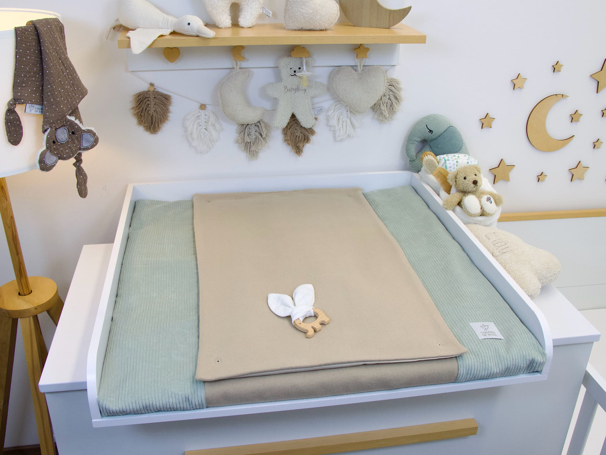 Wickelauflage mit Bezug in Cord Mint und Baumwollfleece Dunkelbeige auf weißer Wickelkommode