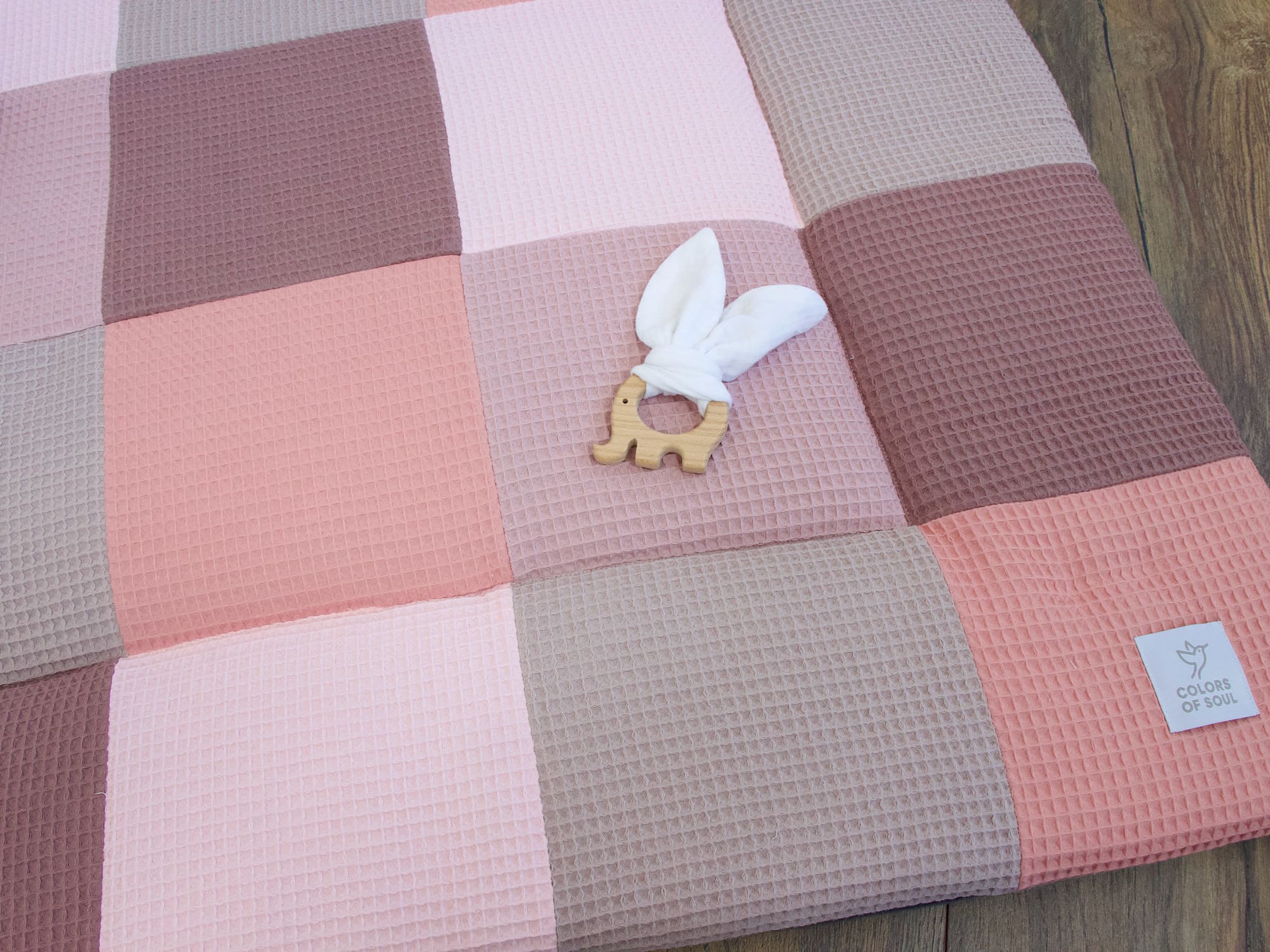 Spieldecke für Babys – große Patchwork Krabbeldecke aus Waffelpique in Rosa-Tönen von Colors of Soul