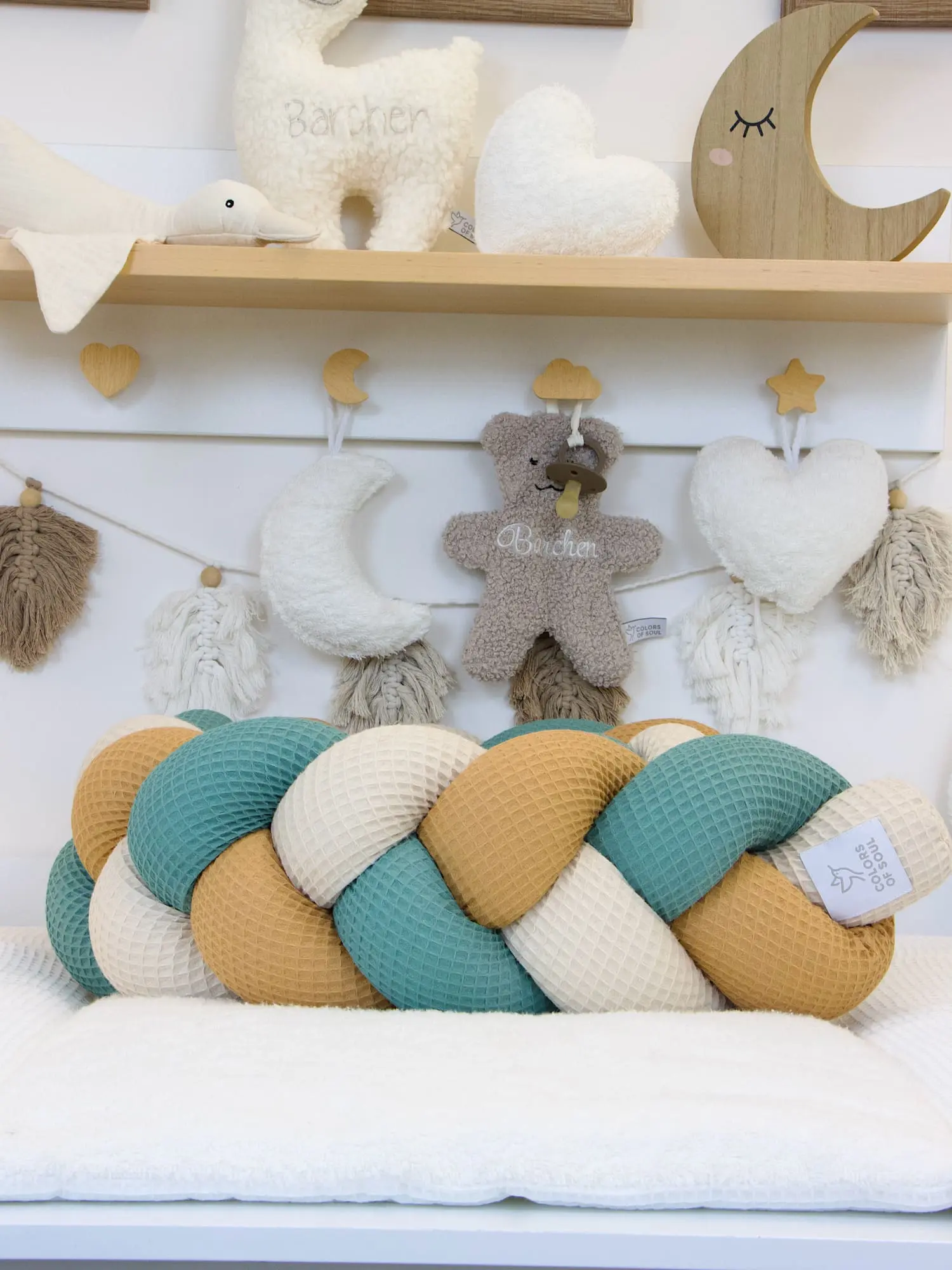 Handgemachte geflochtene Bettschlange in Altgrün Karamell und Light Sand im Babyzimmer