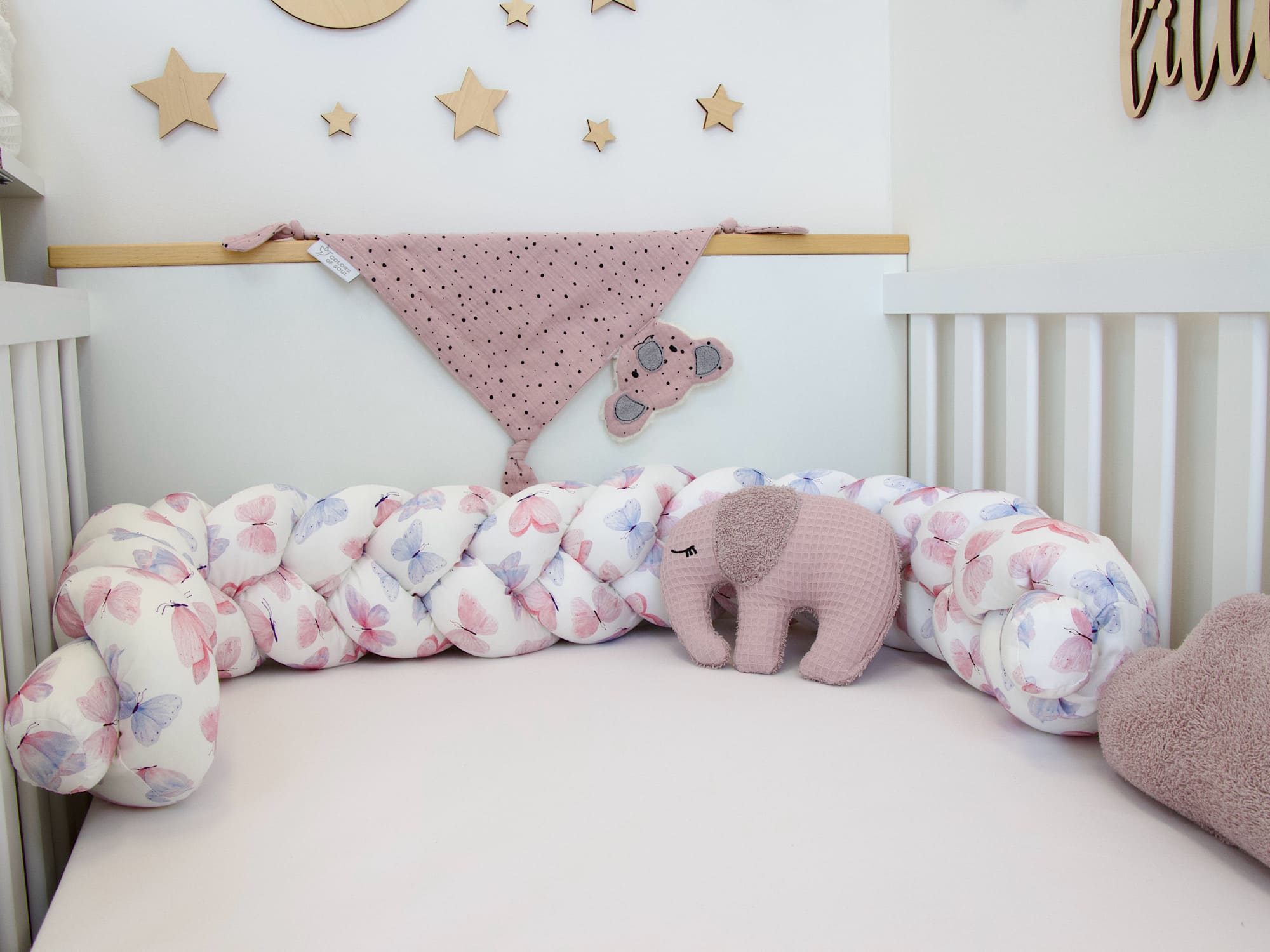 Babybett mit Bettschlange Schmetterlinge Aquarell aus Baumwollsatin – sanfter Schutz und Dekoration