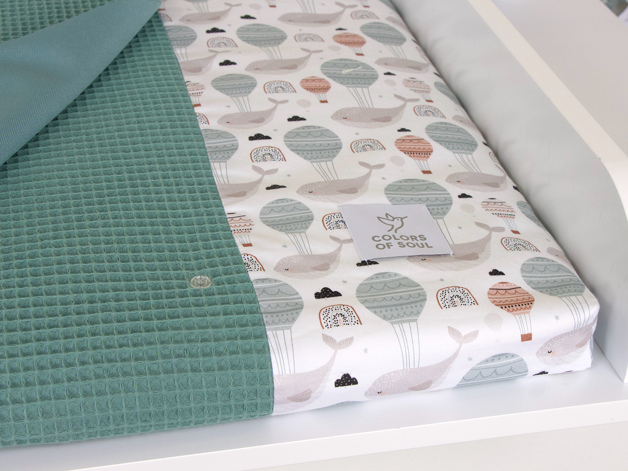 Wickelauflage mit Inlett - schlafende Wale und Luftballons / Waffelpique altgrün