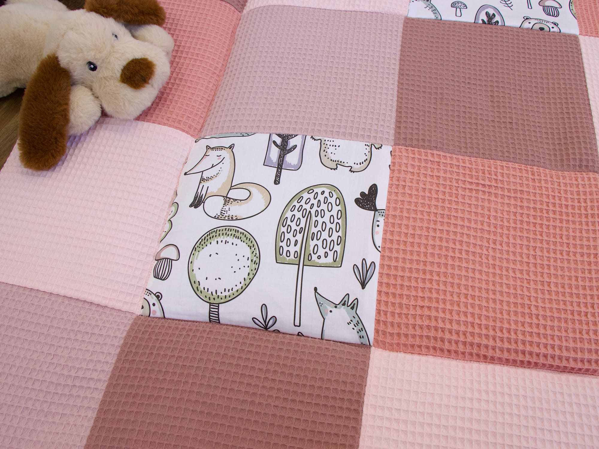 Patchwork Krabbeldecke – Waffelpique rosa / Waldfreunde – schöne Ergänzung fürs Babyzimmer