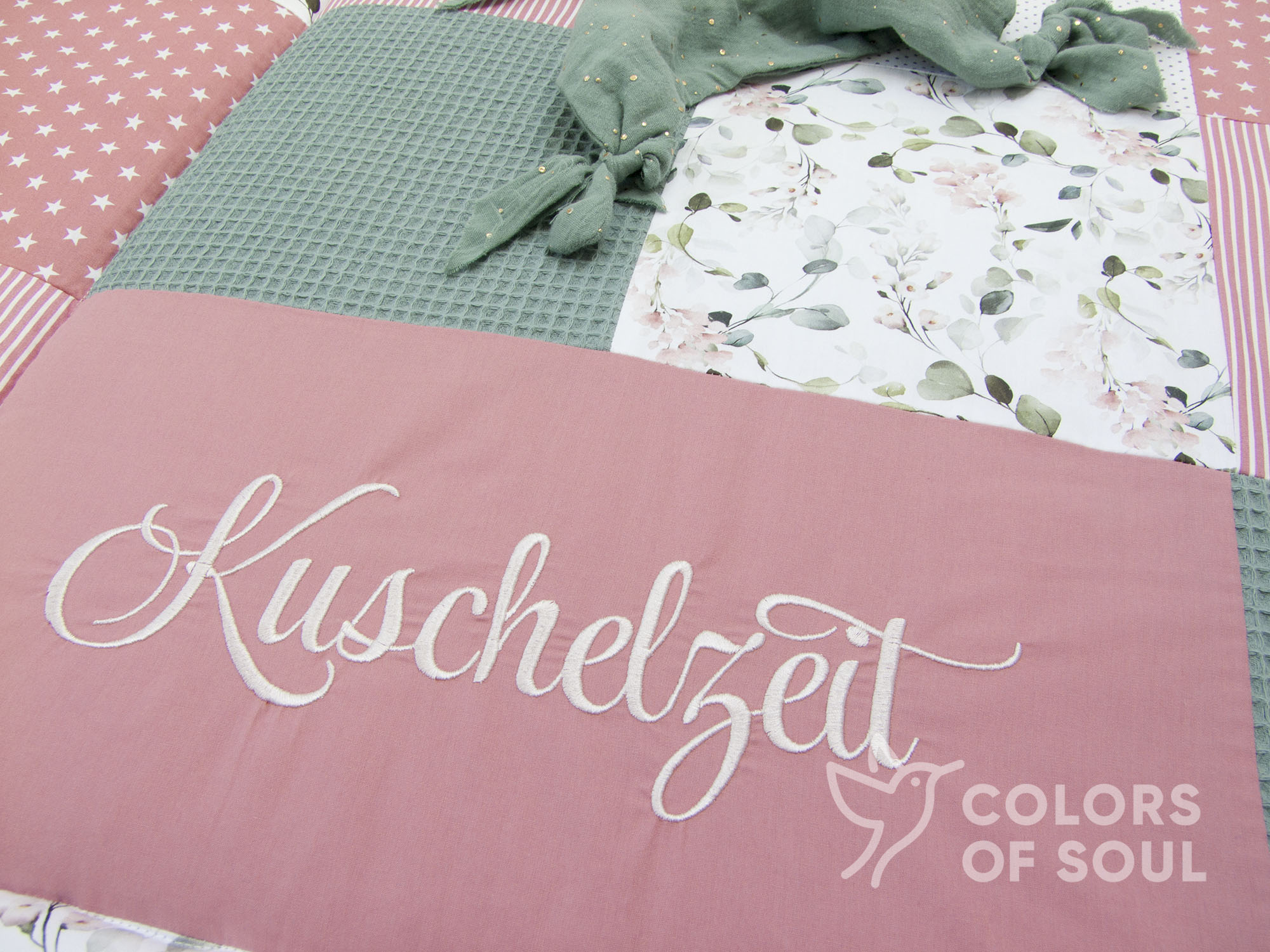 Patchwork Krabbeldecke - Gartenblumen rosa / Waffelpique altgrün / blush