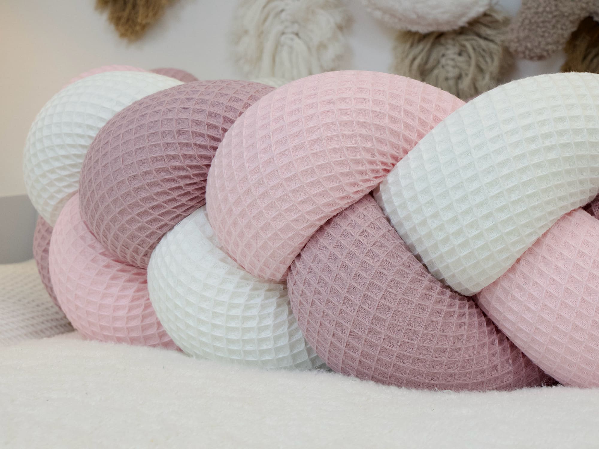 Liebevoll gestaltete geflochtene Bettumrandung – Waffelpique creme, hellrosa, altrosa