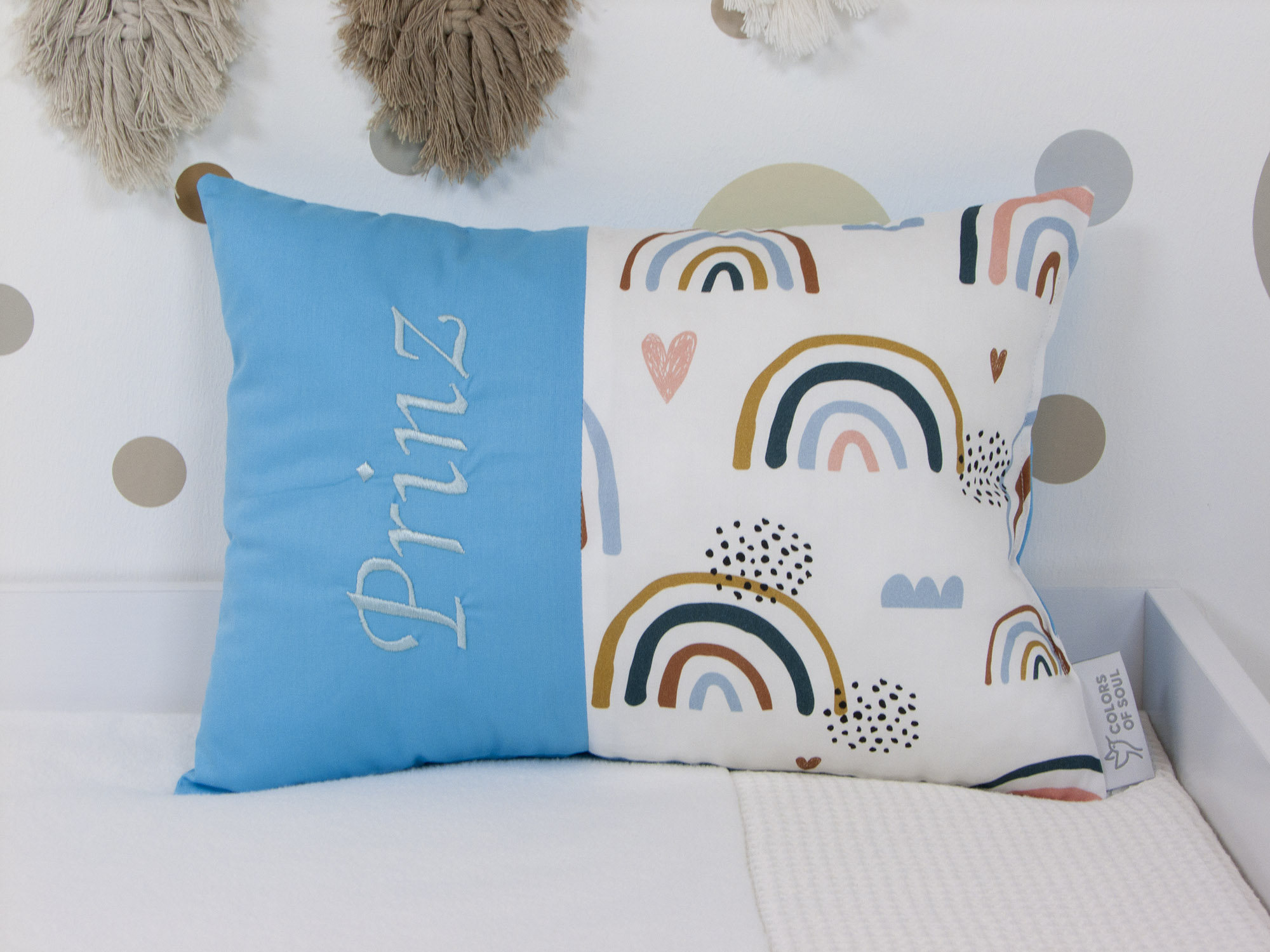 Handgefertigtes Babykissen Regenbogen und Herzen / himmelblau