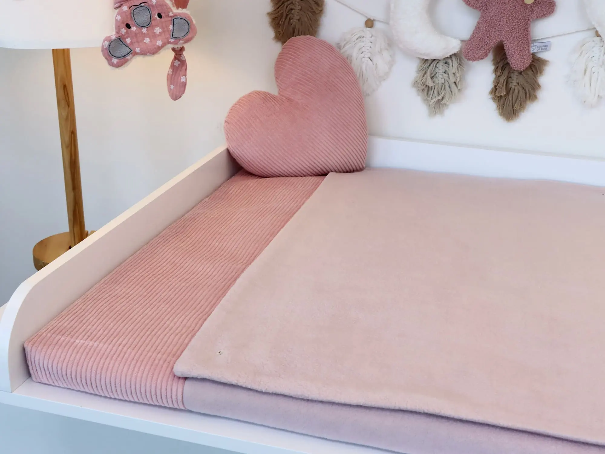 Sanfte Wickelauflage mit Bezug für Babyzimmer in Rosé