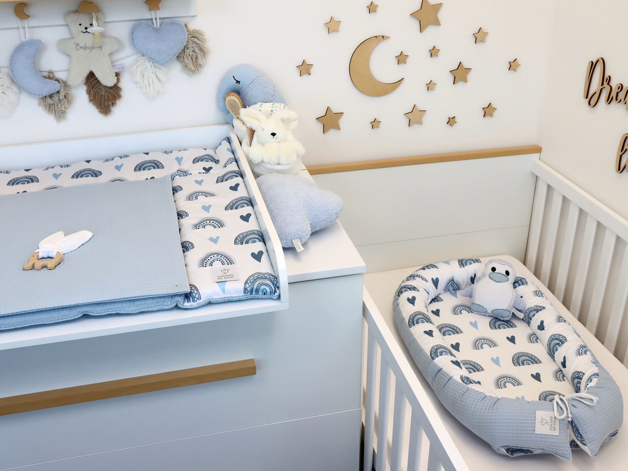 Wickelauflage mit Bettschlange und Babynest - Regenbogen und Herzen blau / Waffelpique Hellblau
