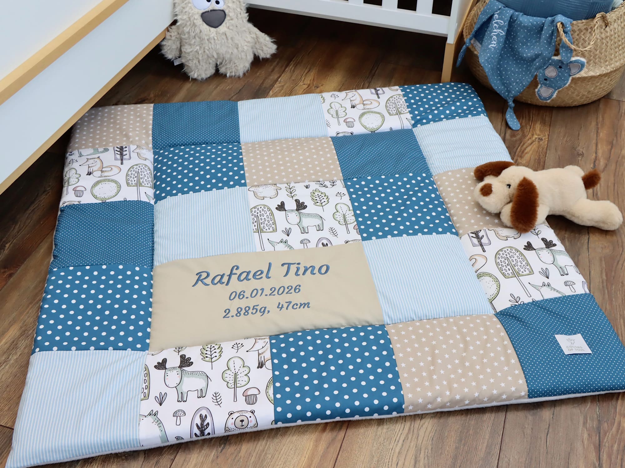 Detailansicht der personalisierten Baby Krabbeldecke mit Stickerei und Waldfreunde Patchwork in Blau Beige