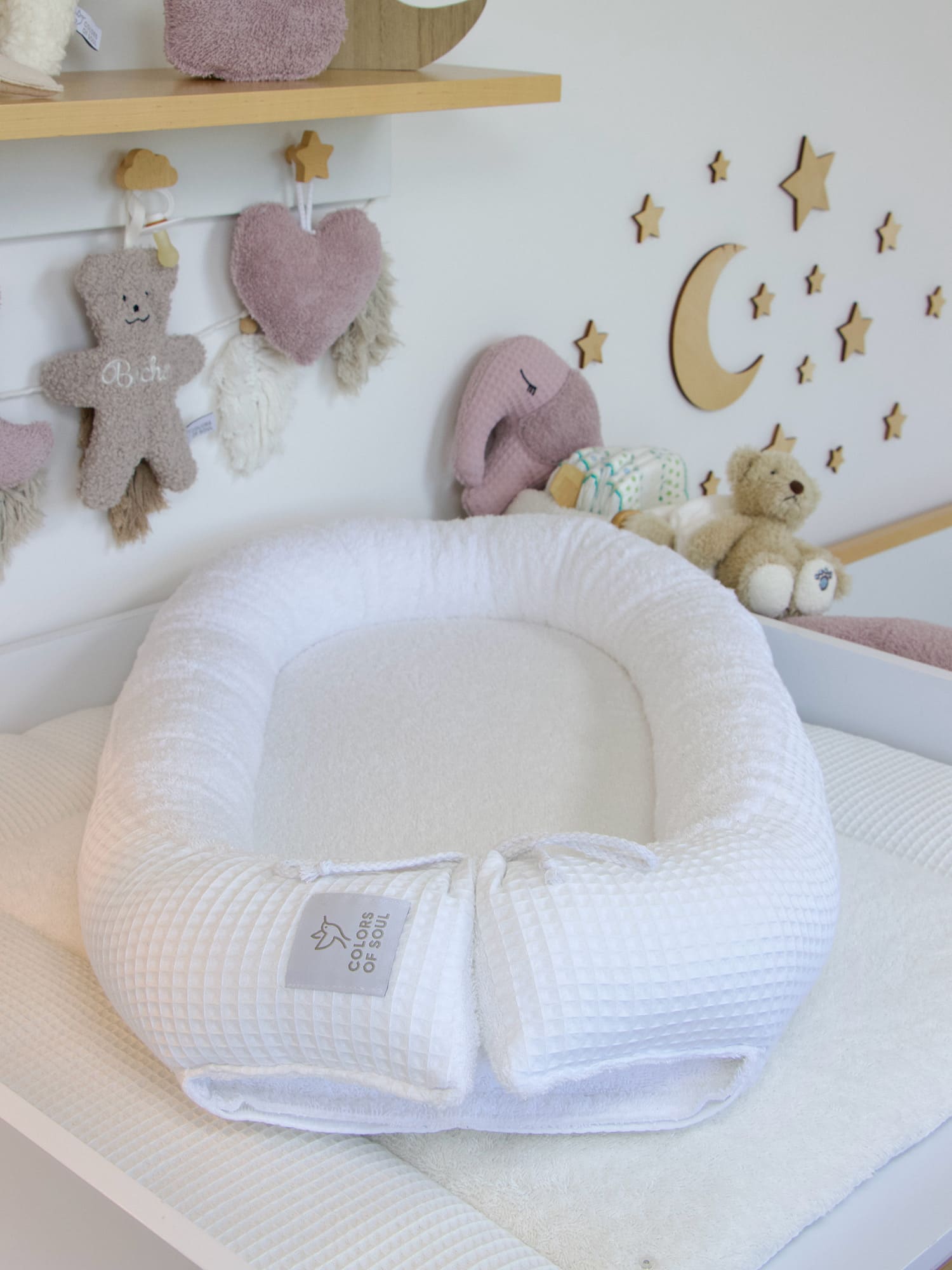 Zartes weißes Babynest – handmade Geschenkidee zur Geburt oder Taufe