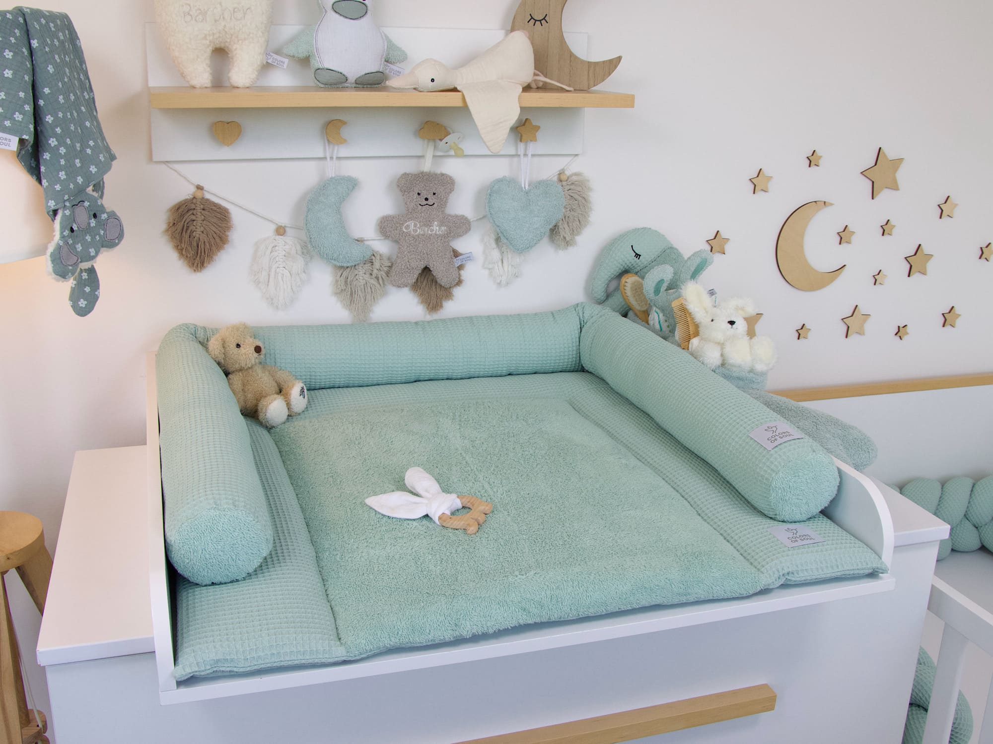 Kuschelige Bettschlange in Hellmint mit Wickelauflage – Babyzimmer Accessoires