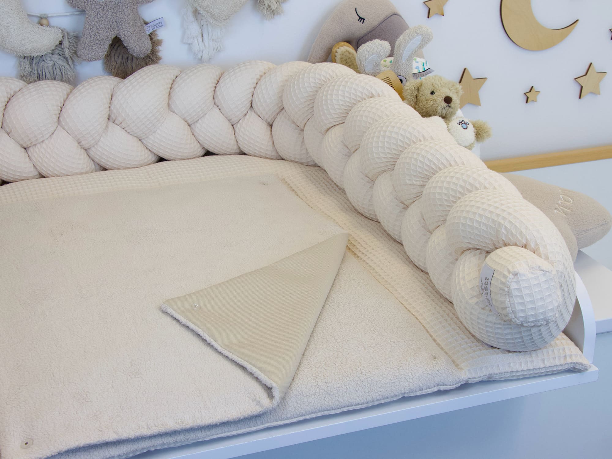 Hochwertiges 2er Set in neutralem Beige – Wickelauflage und Bettschlange als stilvolles Ensemble