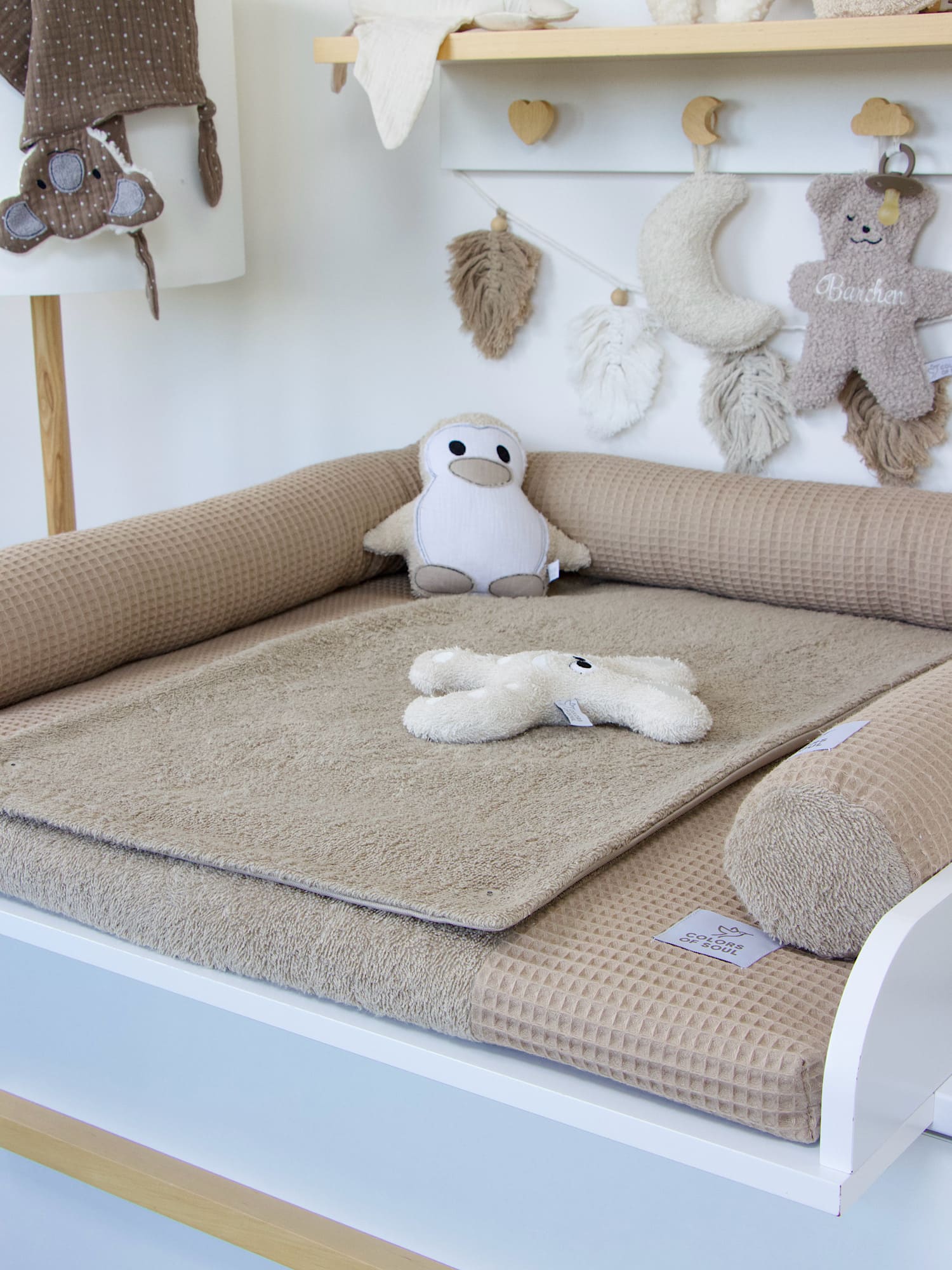 Detail Wickeltischauflage Set Dunkelbeige – strukturierter Waffelpique, weiches Frottee & sanfte Bettschlange für sicheren Komfort.