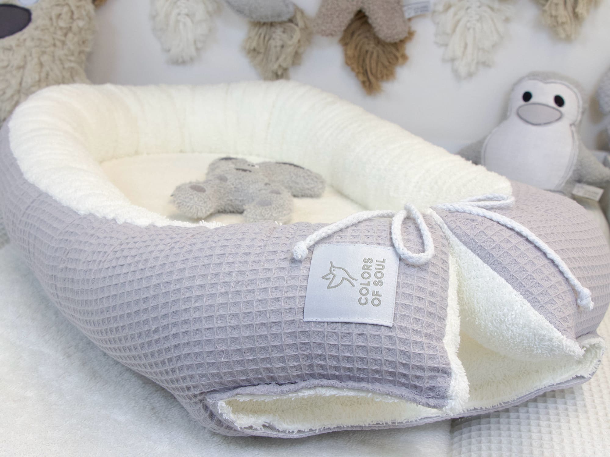 Nahaufnahme Babynest Hellgrau Creme – sanfte Textur aus Waffelpique und Frottee