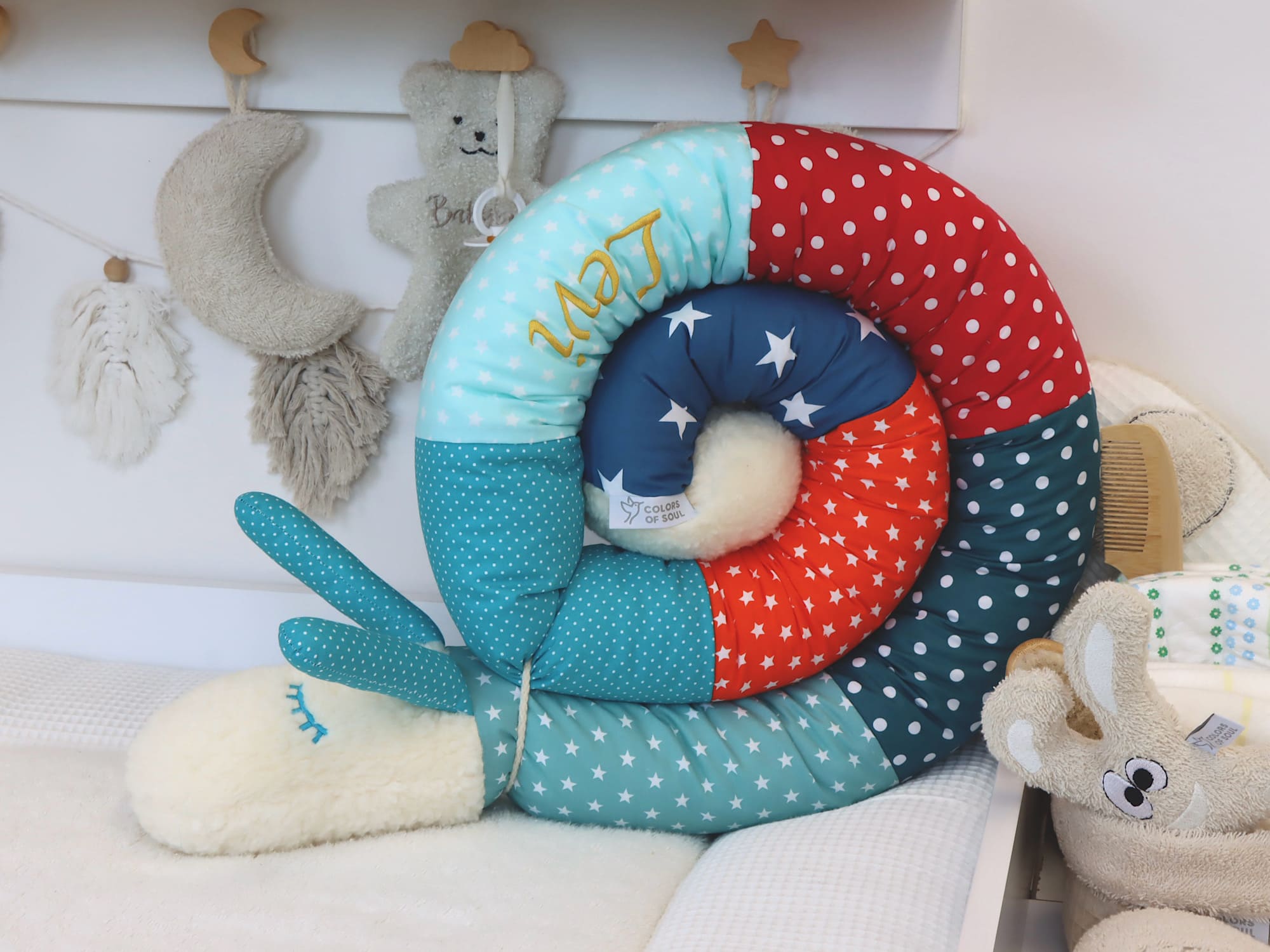 Personalisierte Bettschnecke Mint Rot Blau Orange – weiche Rundumschnecke im Babyzimmer