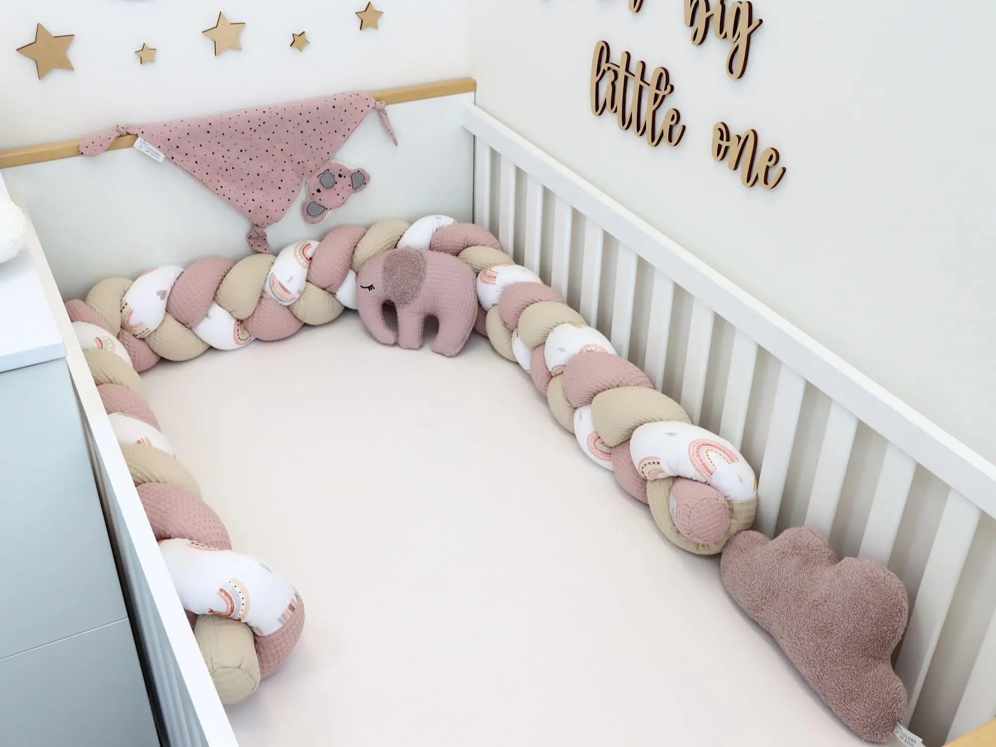 Detailaufnahme geflochtene Bettschlange Altrosa Light Sand mit Regenbogen-Muster