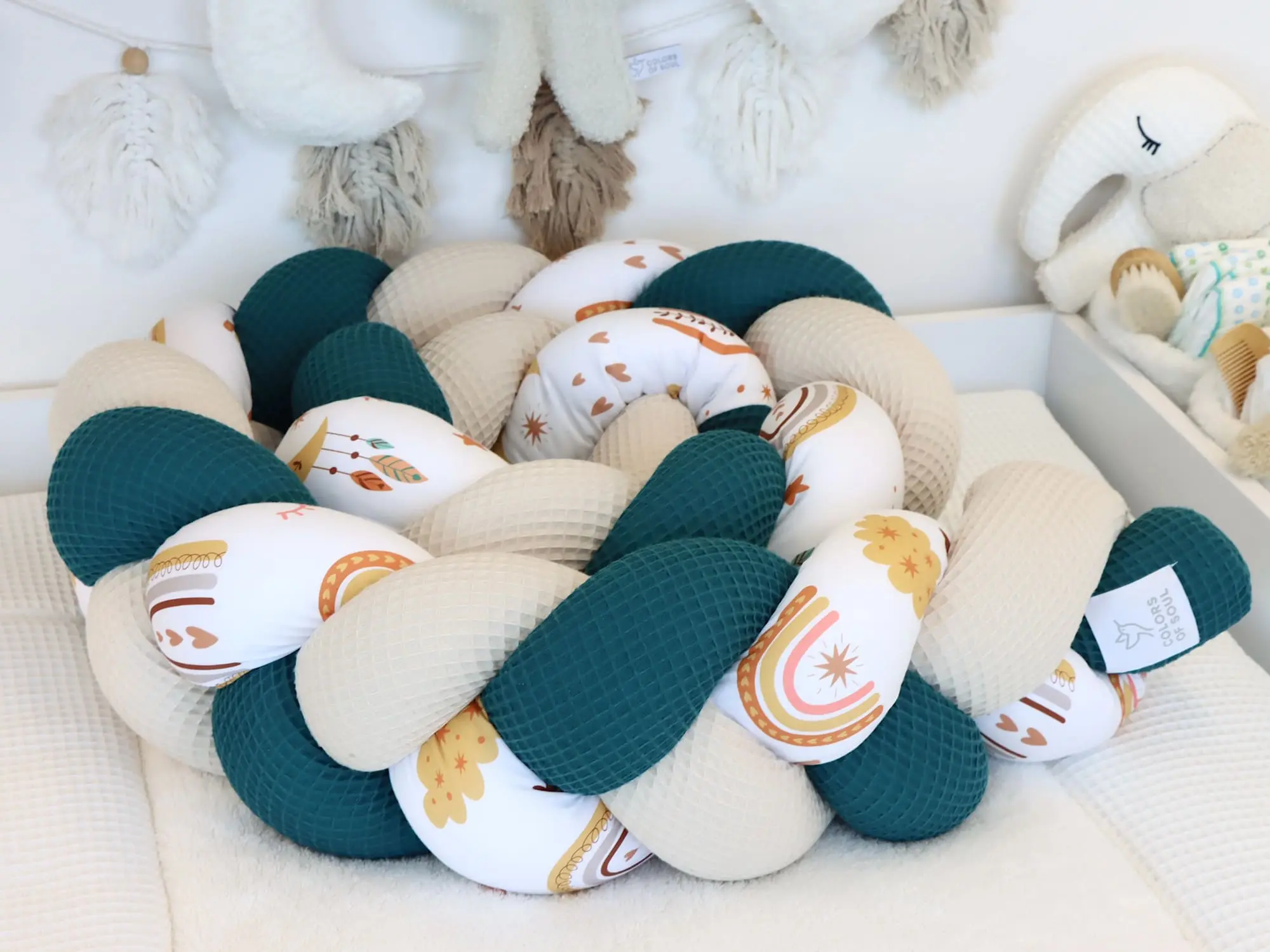 Nahaufnahme geflochtene Bettschlange Petrol Natur mit Baby Boho Regenbogen Muster