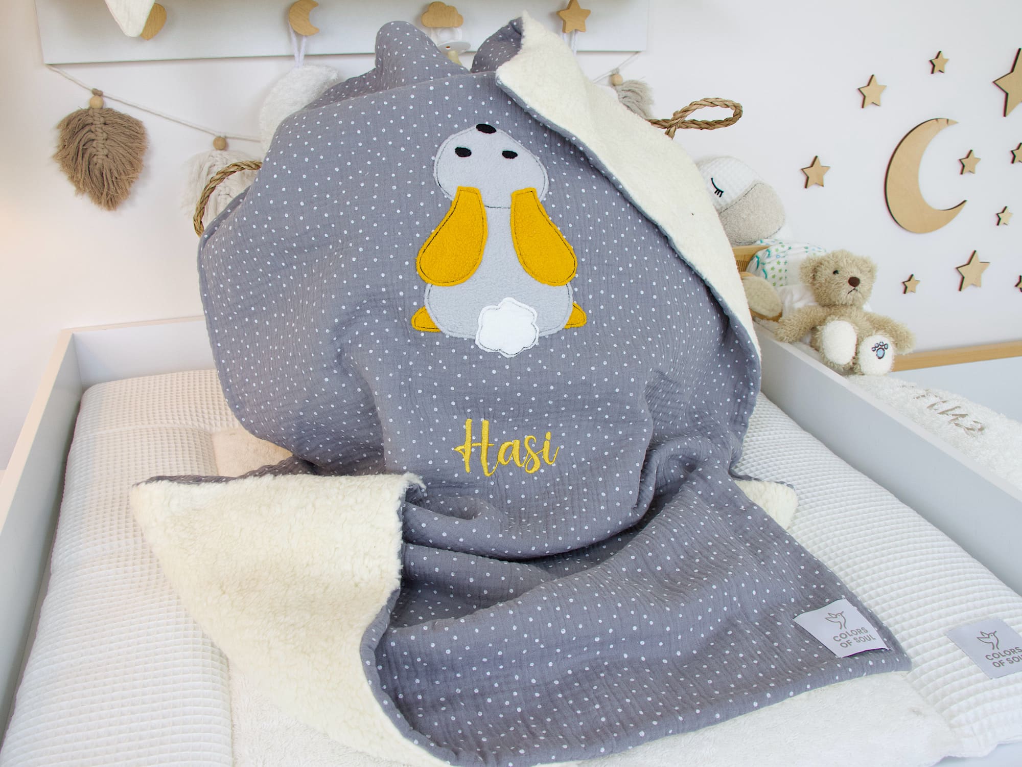 Handgefertigte Kuscheldecke mit Namen und Motiv Häschen – Musselin mit weißen Punkten grau / Teddyplüsch creme