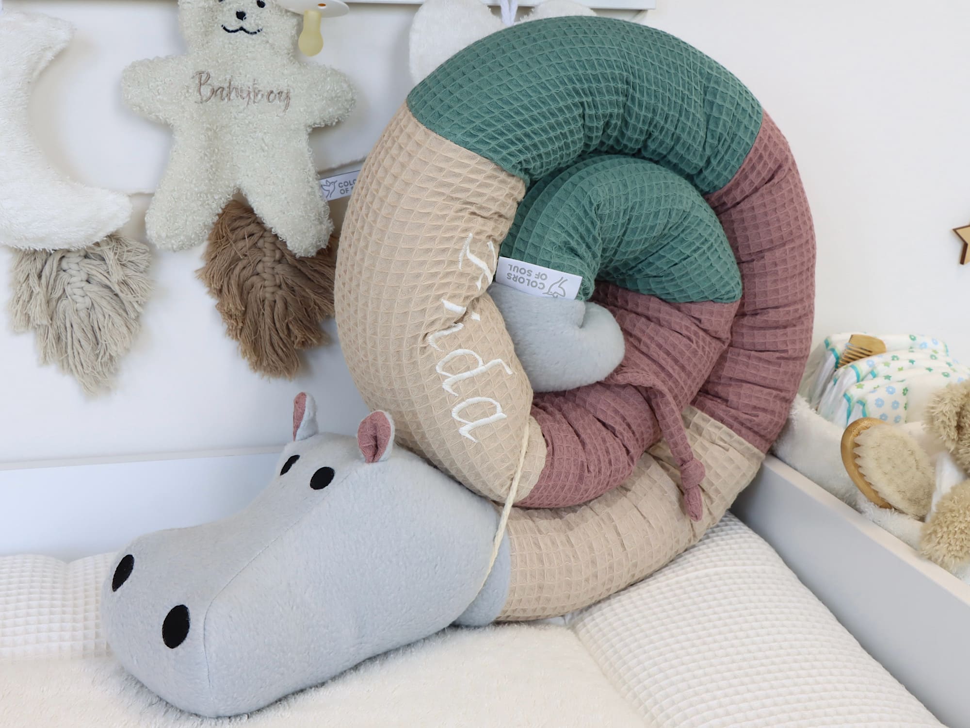 Weiche handmade Bettschlange Nilpferd aus Waffelpique – Beige, Alte Malve, Altgrün – dekorativer Schutz fürs Babybett