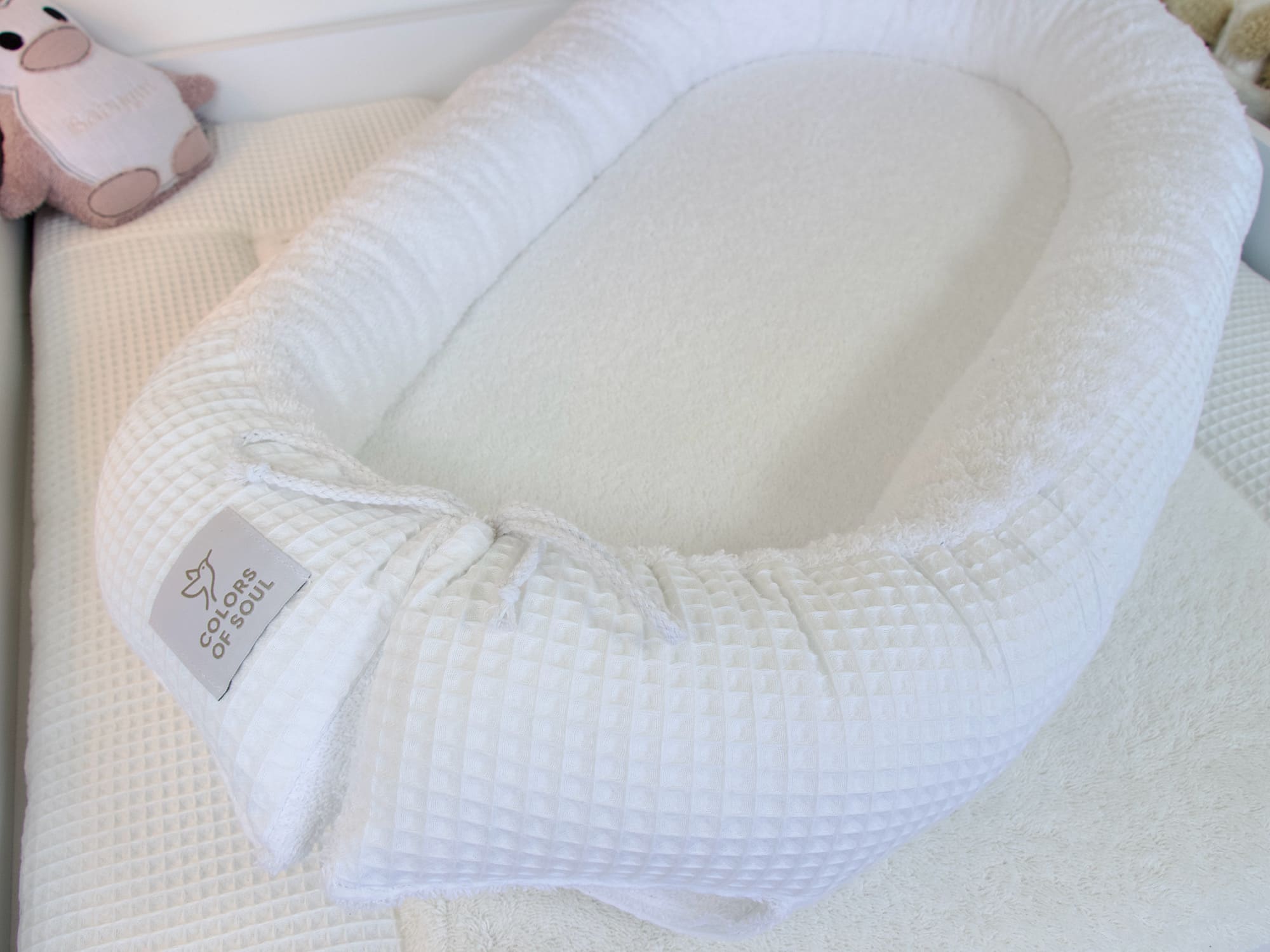 Waffelpique-Babynest in Weiß – harmonisch, zeitlos und perfekt für das moderne Babyzimmer