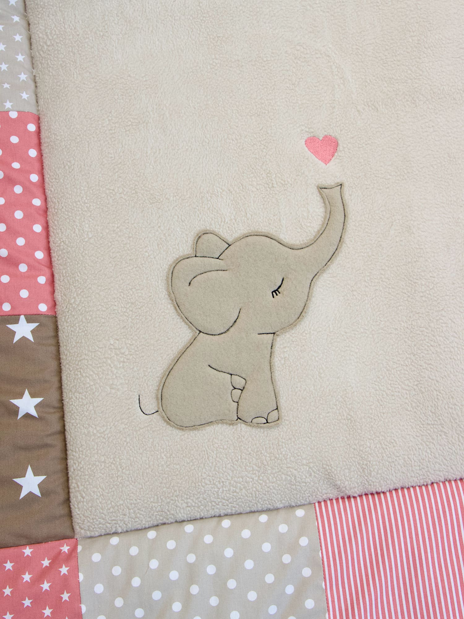 Personalisierte Krabbeldecke Elefant – weiche Kuschelfläche und Patchwork Rahmen