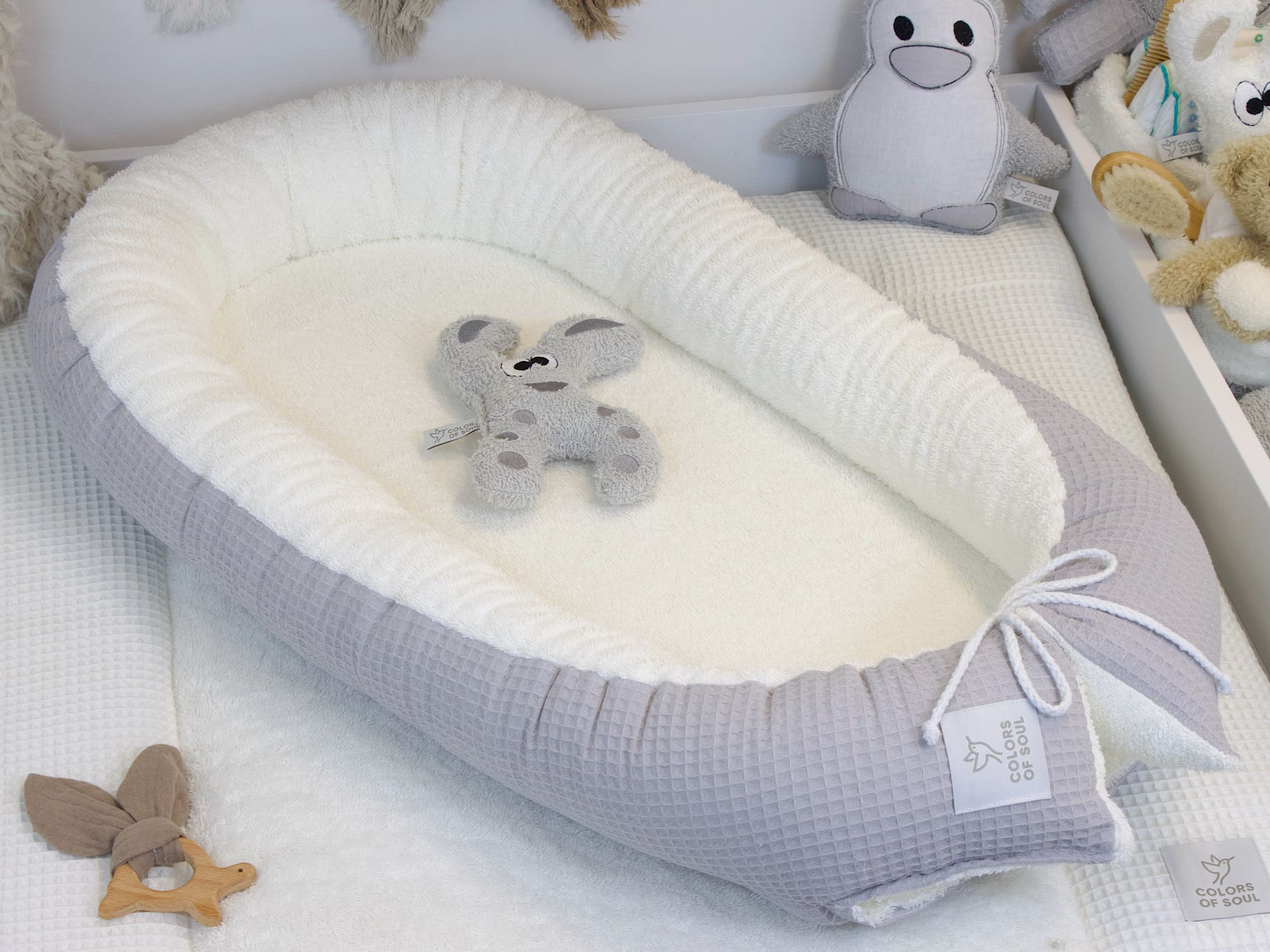 Detailaufnahme Babynest Hellgrau Creme – Schleifenverschluss mit Logo-Label von Colors of Soul