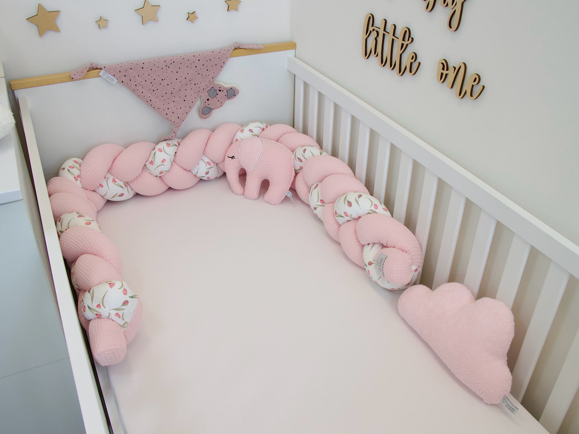 Babybett mit geflochtener Bettschlange Hellrosa & Tulpen Aquarell – handgefertigte Bettumrandung