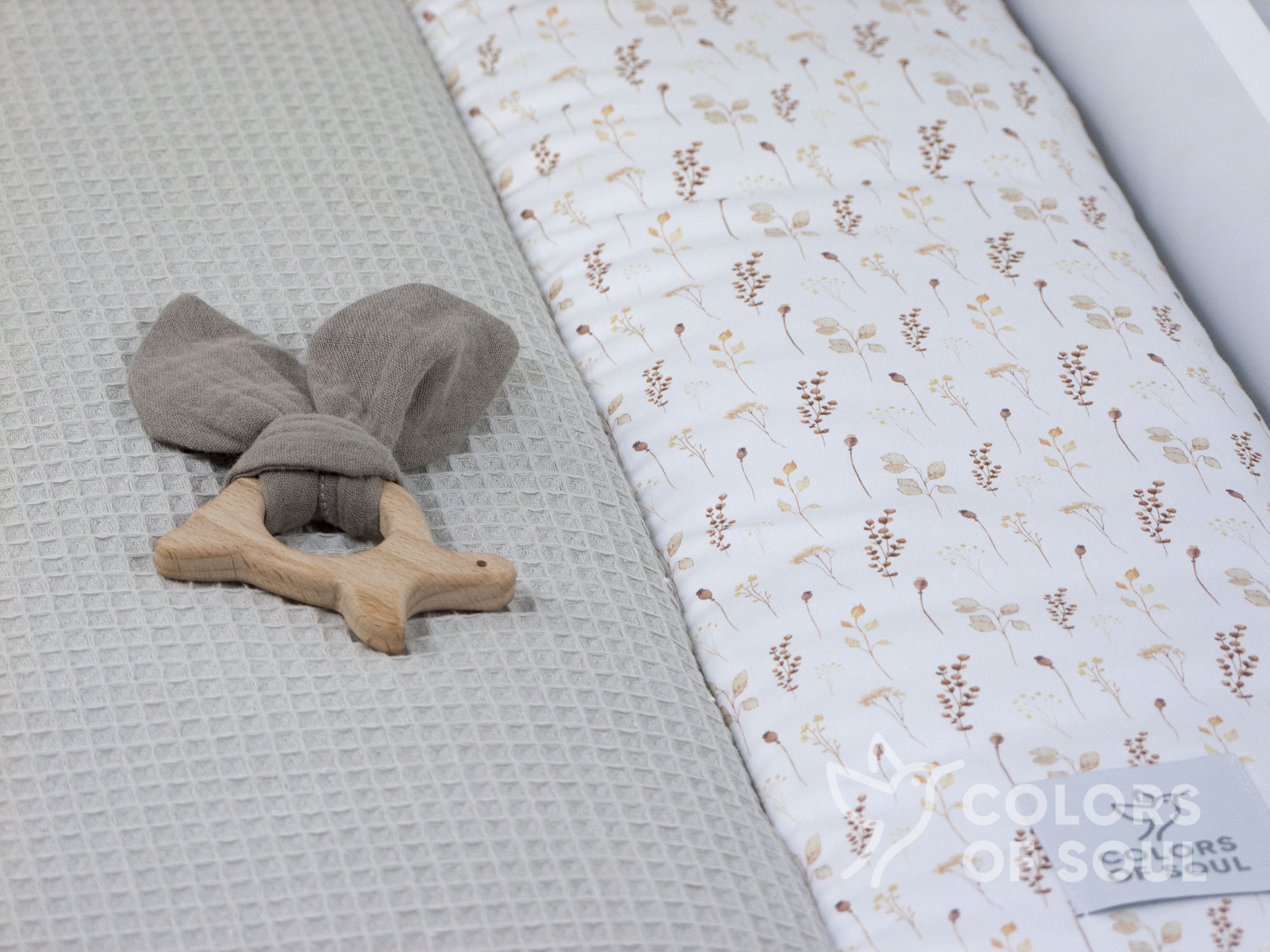 Handgefertigte Wickelauflage mit Motiv „Boho getrocknete Blumen Aquarell“ und Waffelpique in Beige