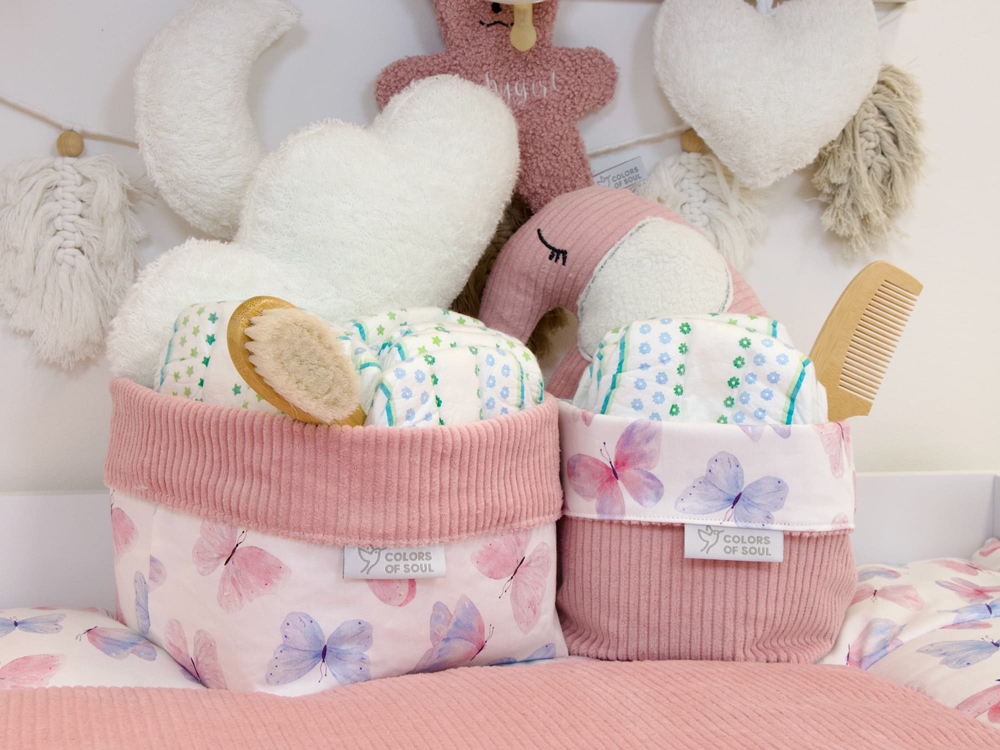 2er Set Wickeltisch Utensilos Cord Altrosa und Baumwollsatin Schmetterlinge Aquarell im Babyzimmer
