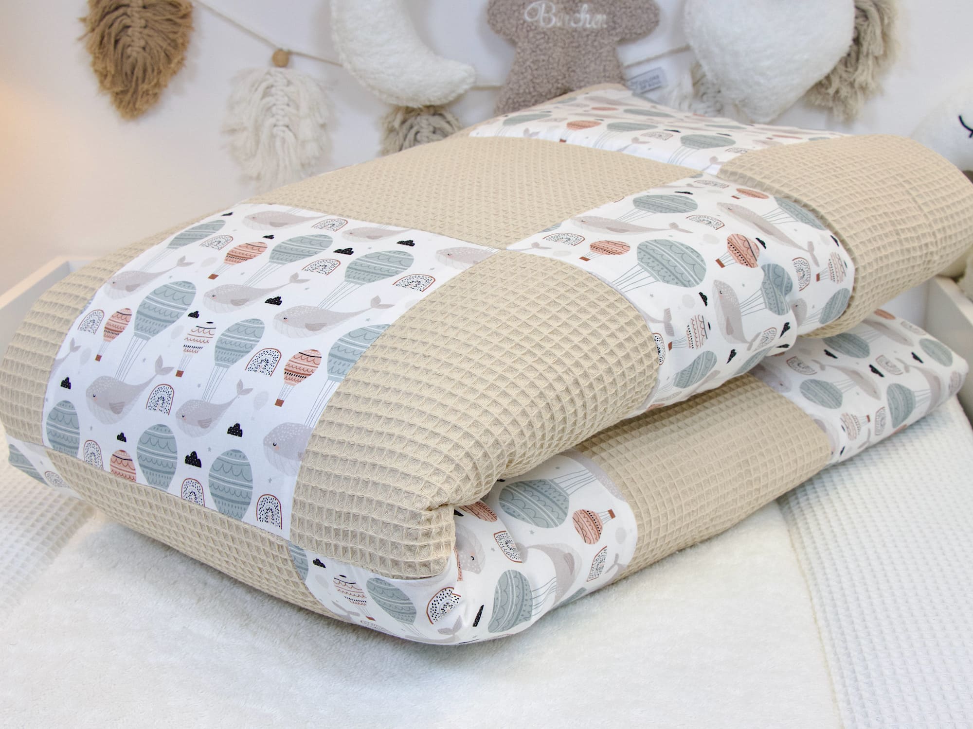 Personalisierte Patchwork Krabbeldecke aus Waffelpique Beige und Baumwollsatin mit schlafenden Walen und Luftballons