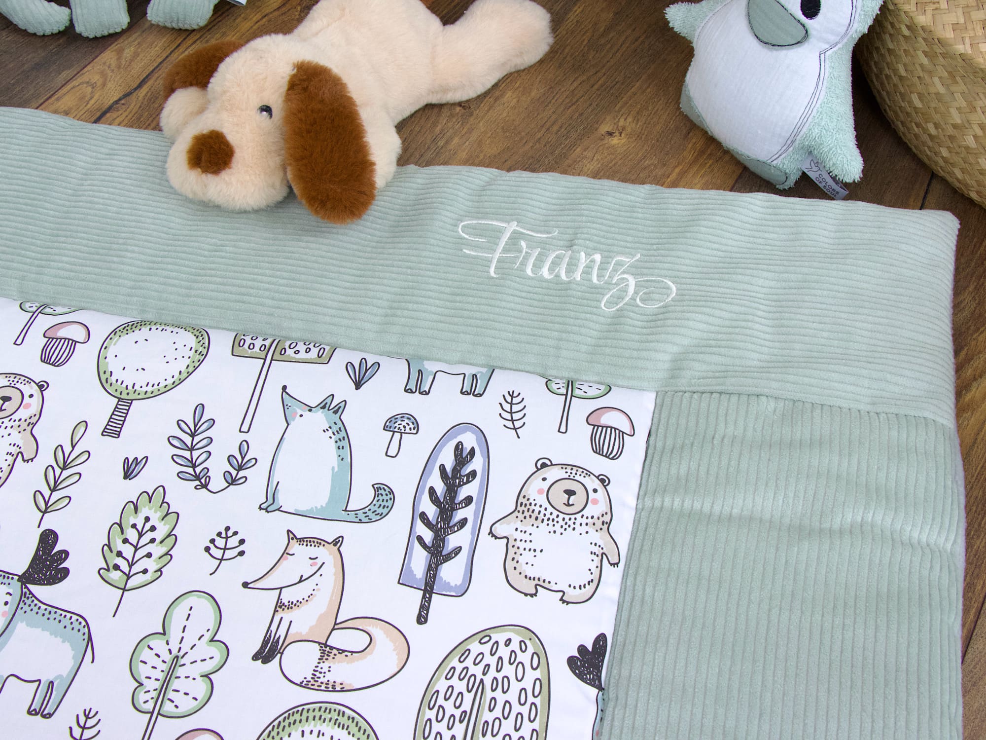 Namensstickerei auf Krabbeldecke Waldfreunde mit Cord Mint