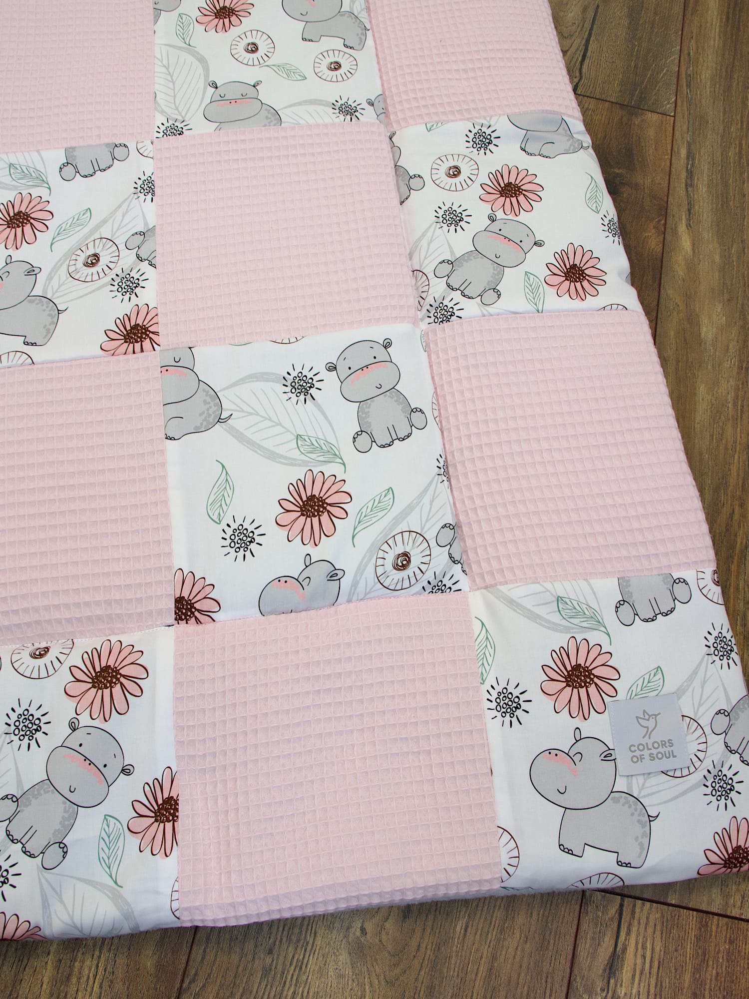 Patchwork Krabbeldecke mit Namen - Waffelpique hellrosa / niedliche Nilpferde