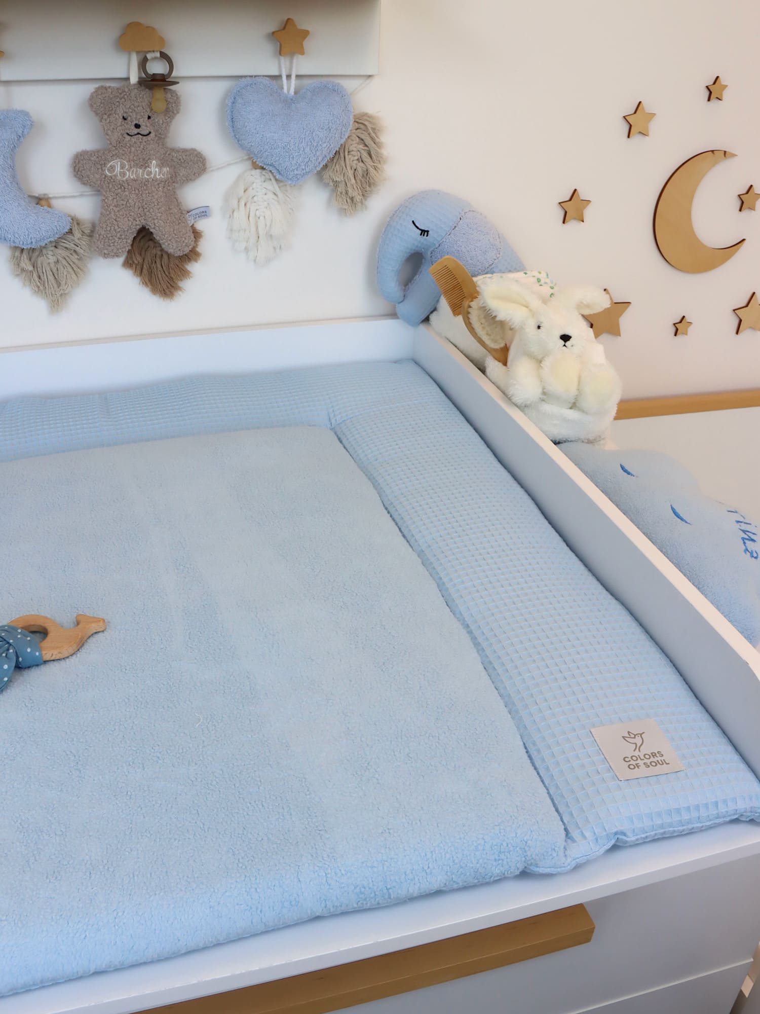 Hellblaue Wickelauflage auf weißem Wickeltisch – handgemachte Babyauflage mit Fleece und Waffelpique