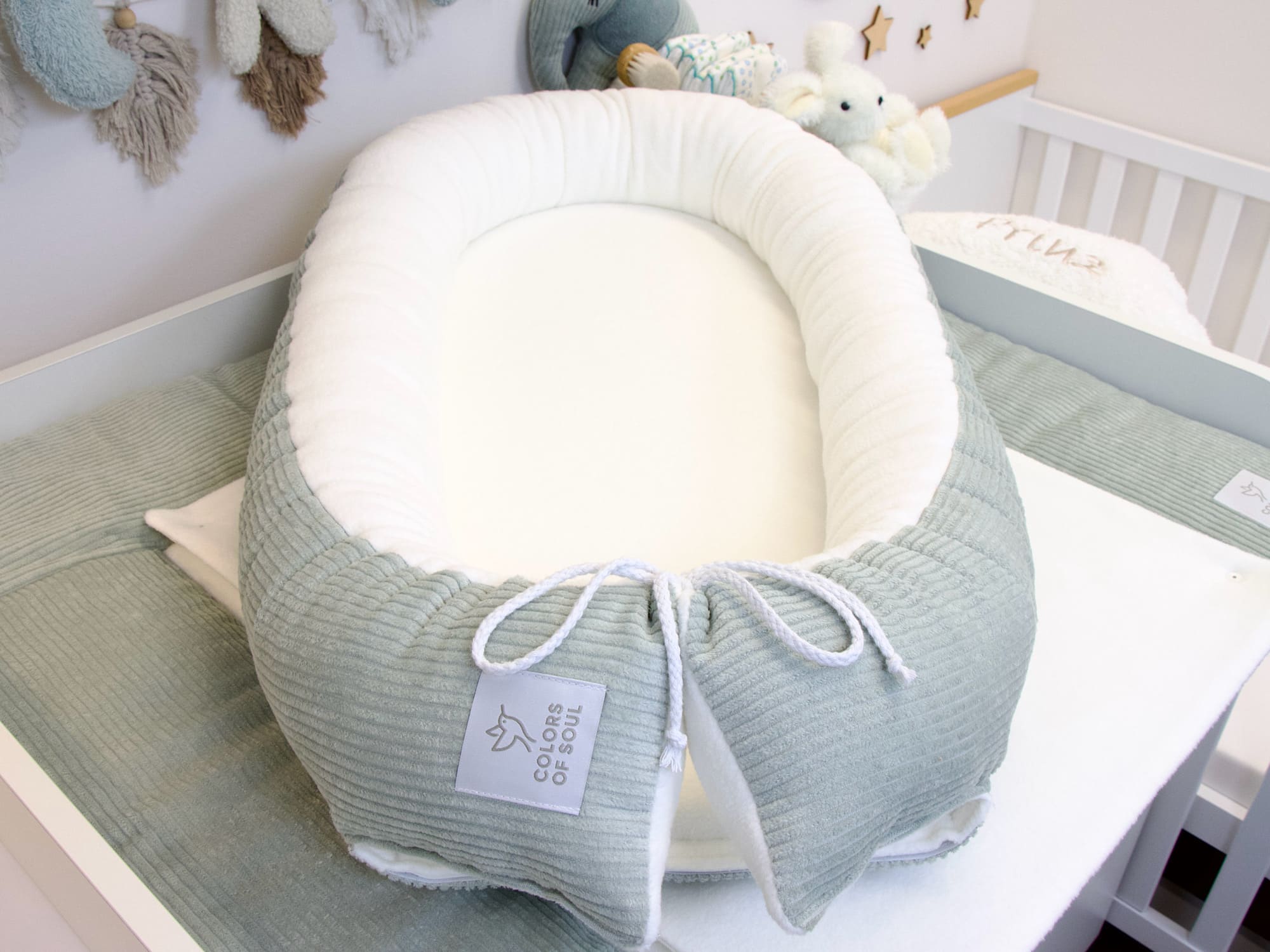 Stilvolles Babyzimmer Set mit Bettschlange und Babynest