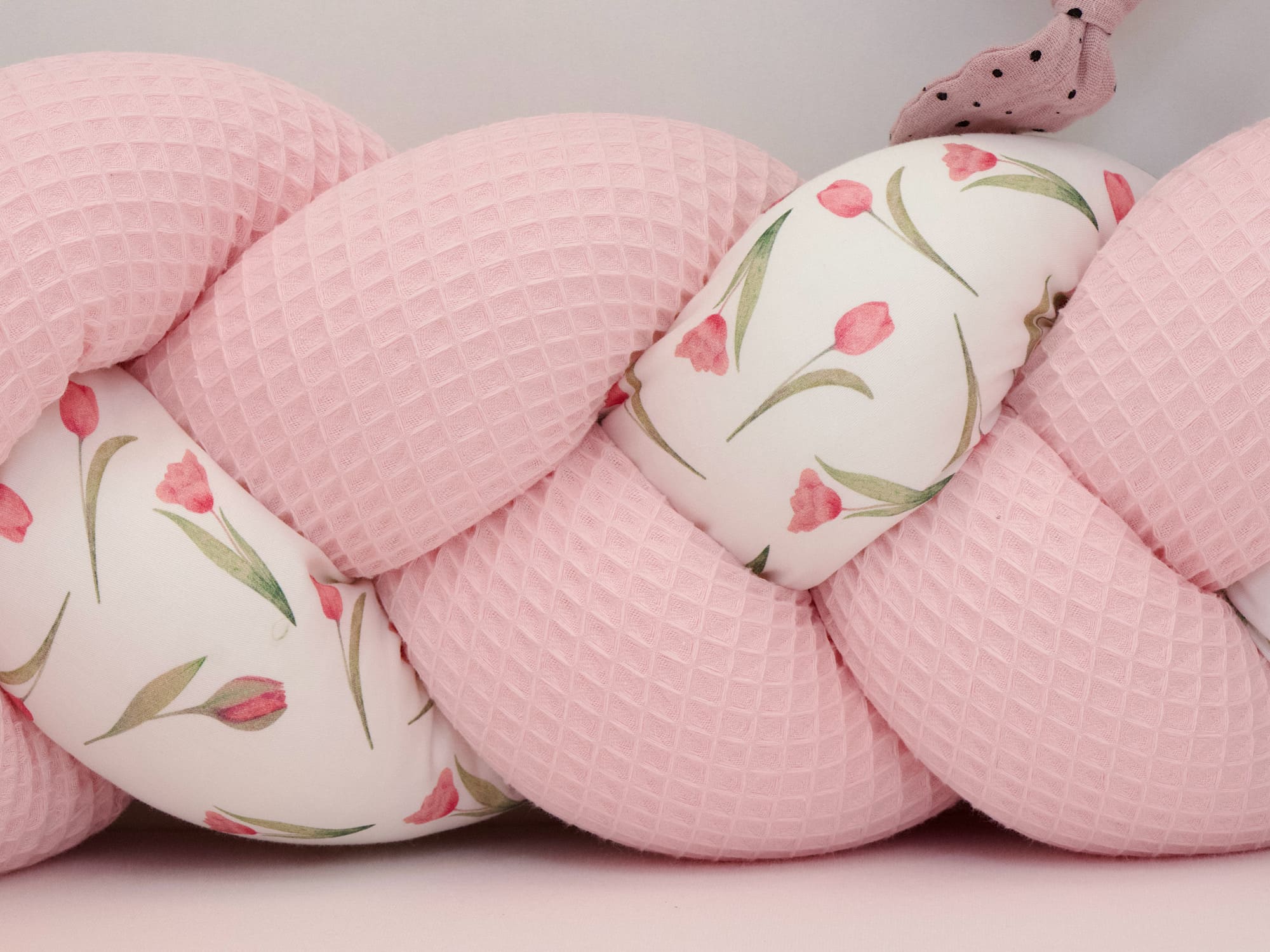 Bettschlange Hellrosa mit Tulpen Aquarell im Babybett – sicherer & stilvoller Rundumschutz