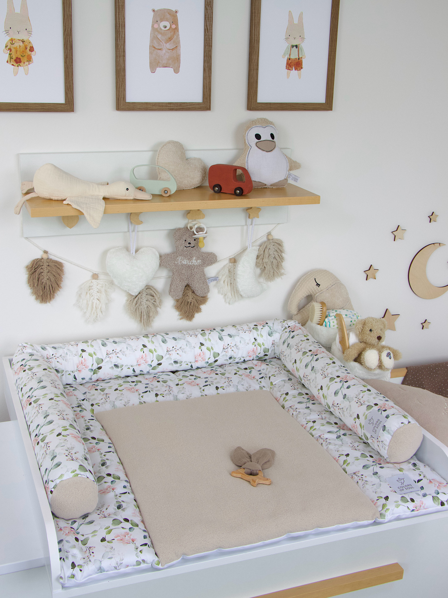 2er Set aus Wickelauflage und Bettschlange – Gartenblumen rosa / Baumwollfleece beige für das Babyzimmer