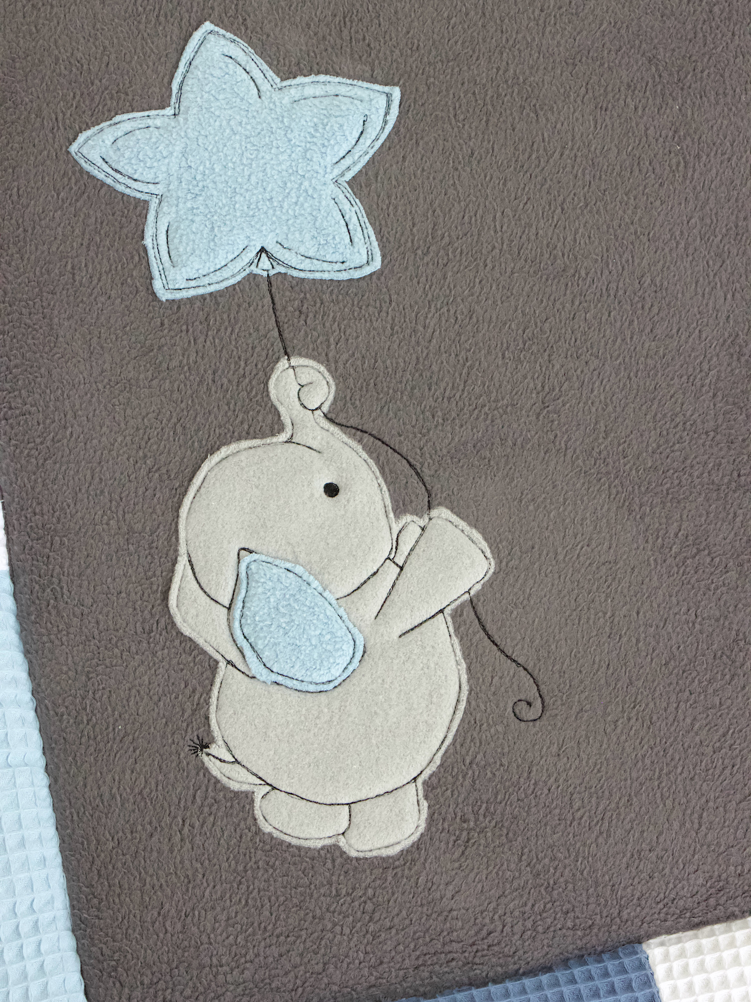 Baby Spieldecke mit weicher Liegefläche aus grauem Baumwollfleece