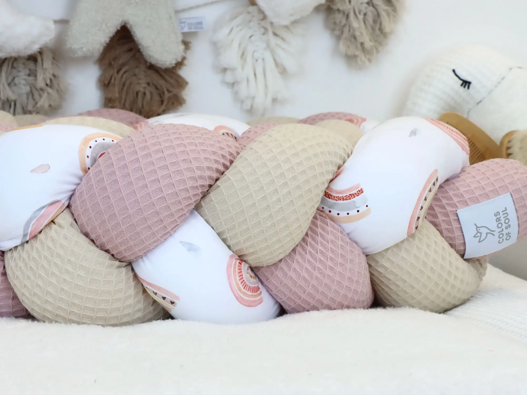 Nahaufnahme Bettschlange geflochten Altrosa Light Sand mit Regenbogen Aquarell Baumwollsatin