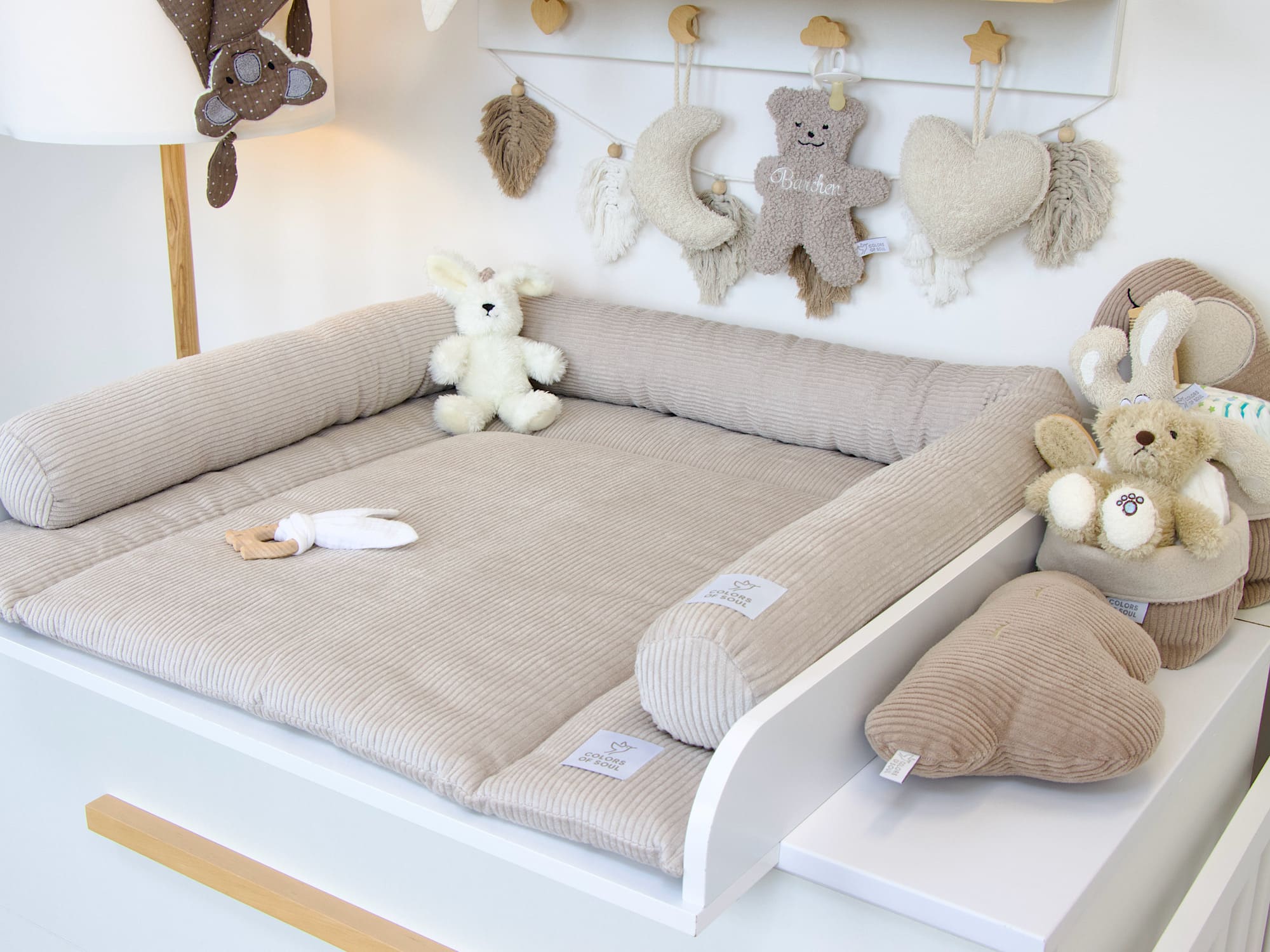Baby Wickelplatz mit Wickelauflage und Bettschlange aus Cord