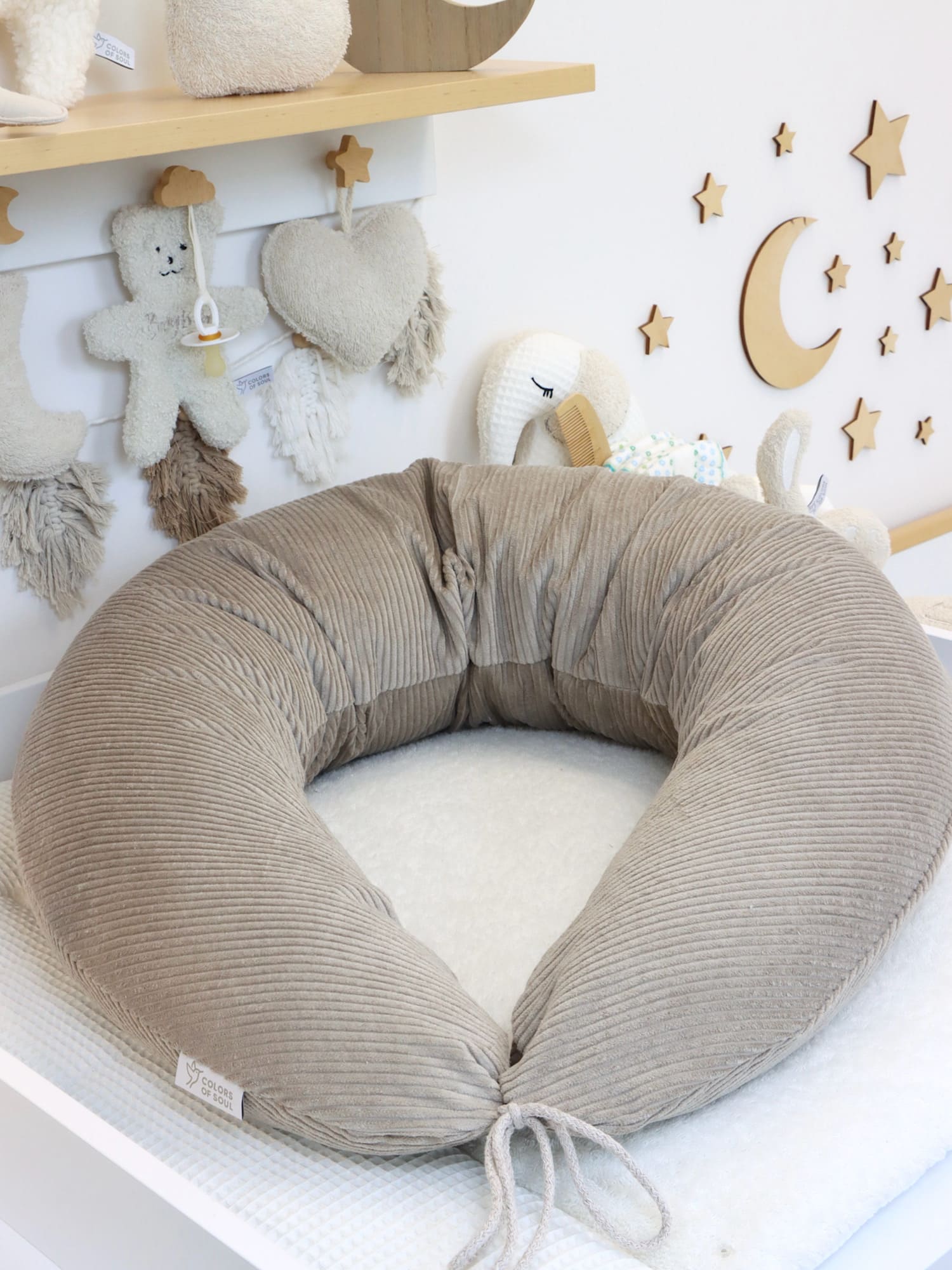 Cord Stillkissen in Beige auf Wickelkommode – komfortables XXL Stillkissen für entspanntes Stillen