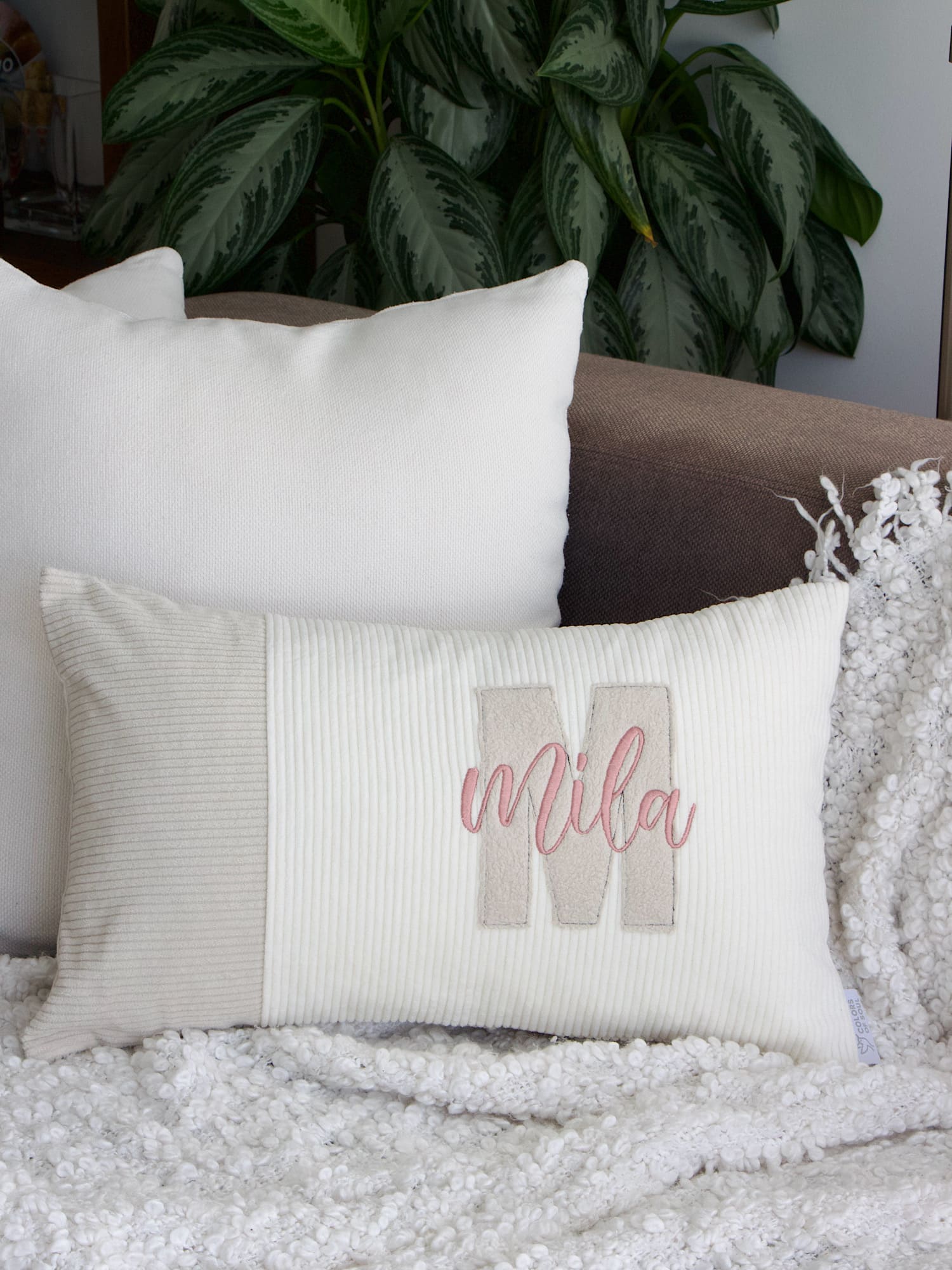 Cord Kissen personalisiert in Creme Sand als modernes Dekokissen im Wohnzimmer