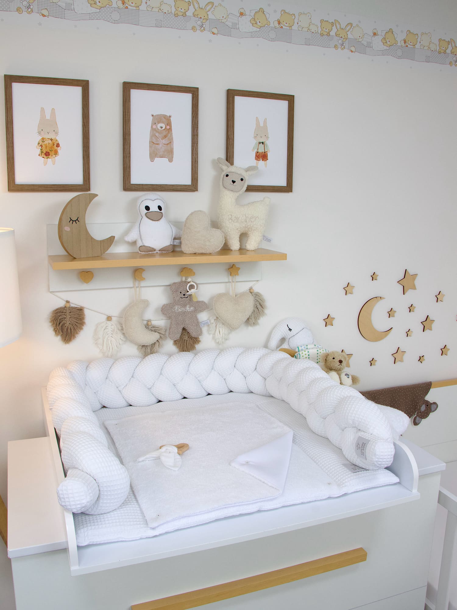 Weiße Wickelauflage mit weicher, geflochtener Bettschlange – gemütlicher Schutz und Komfort beim Wickeln im Babyzimmer.