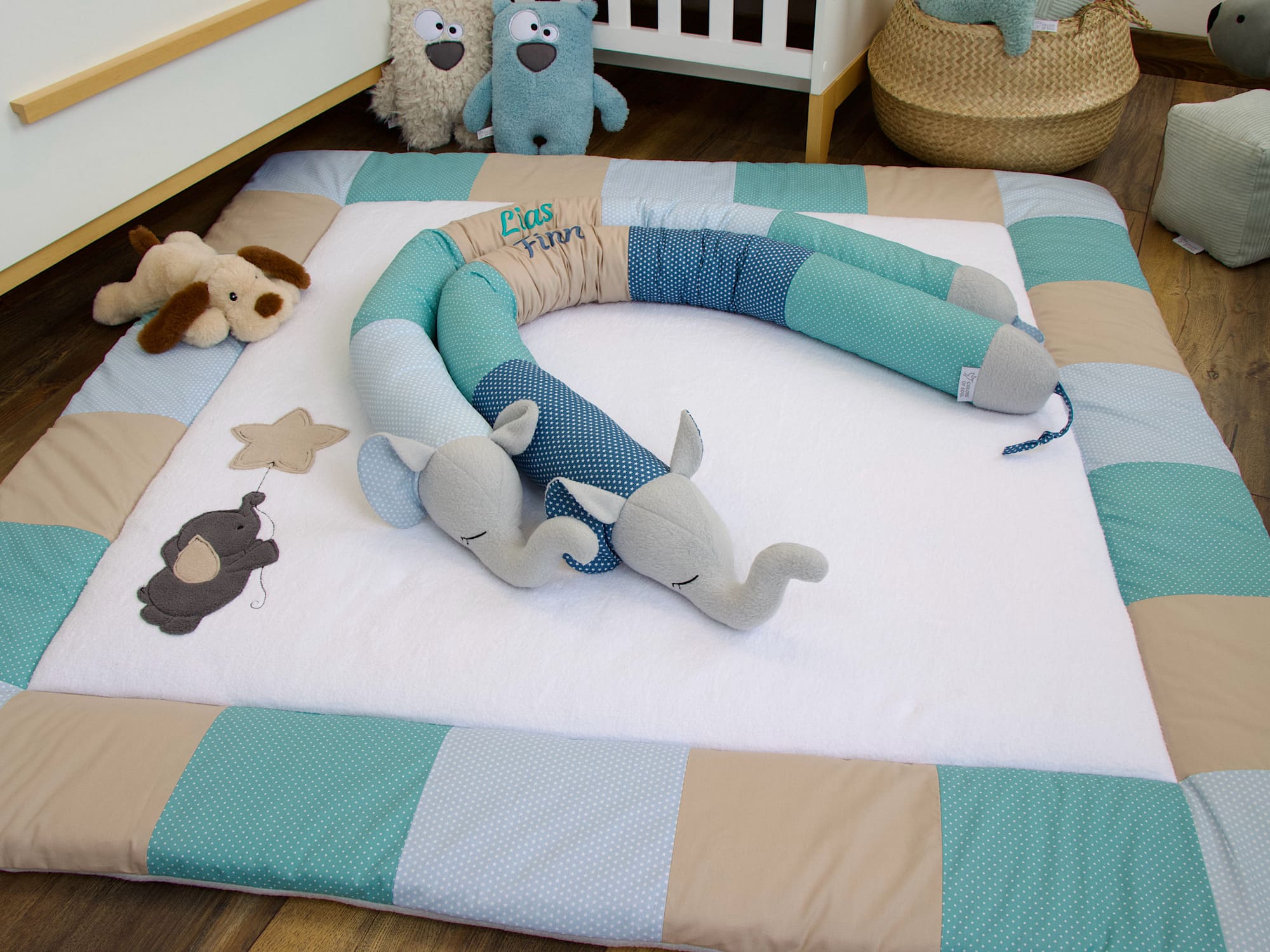 Personalisierte Krabbeldecke mit Elefant mit Luftballon / Baumwollfleece weiß