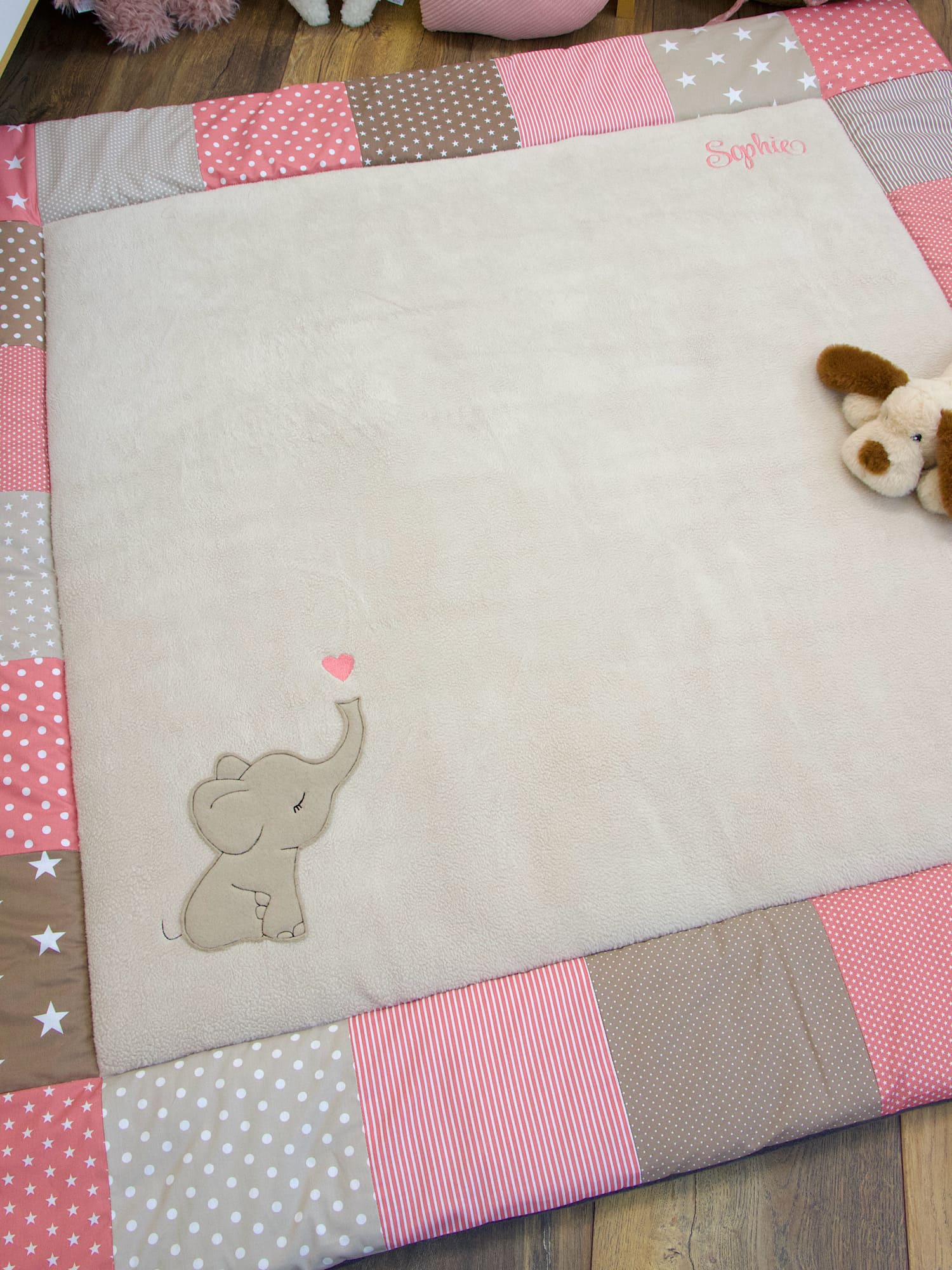 Patchwork Rand Krabbeldecke – Muster Mix aus Sternen, Punkten und Streifen in Blush und Sand