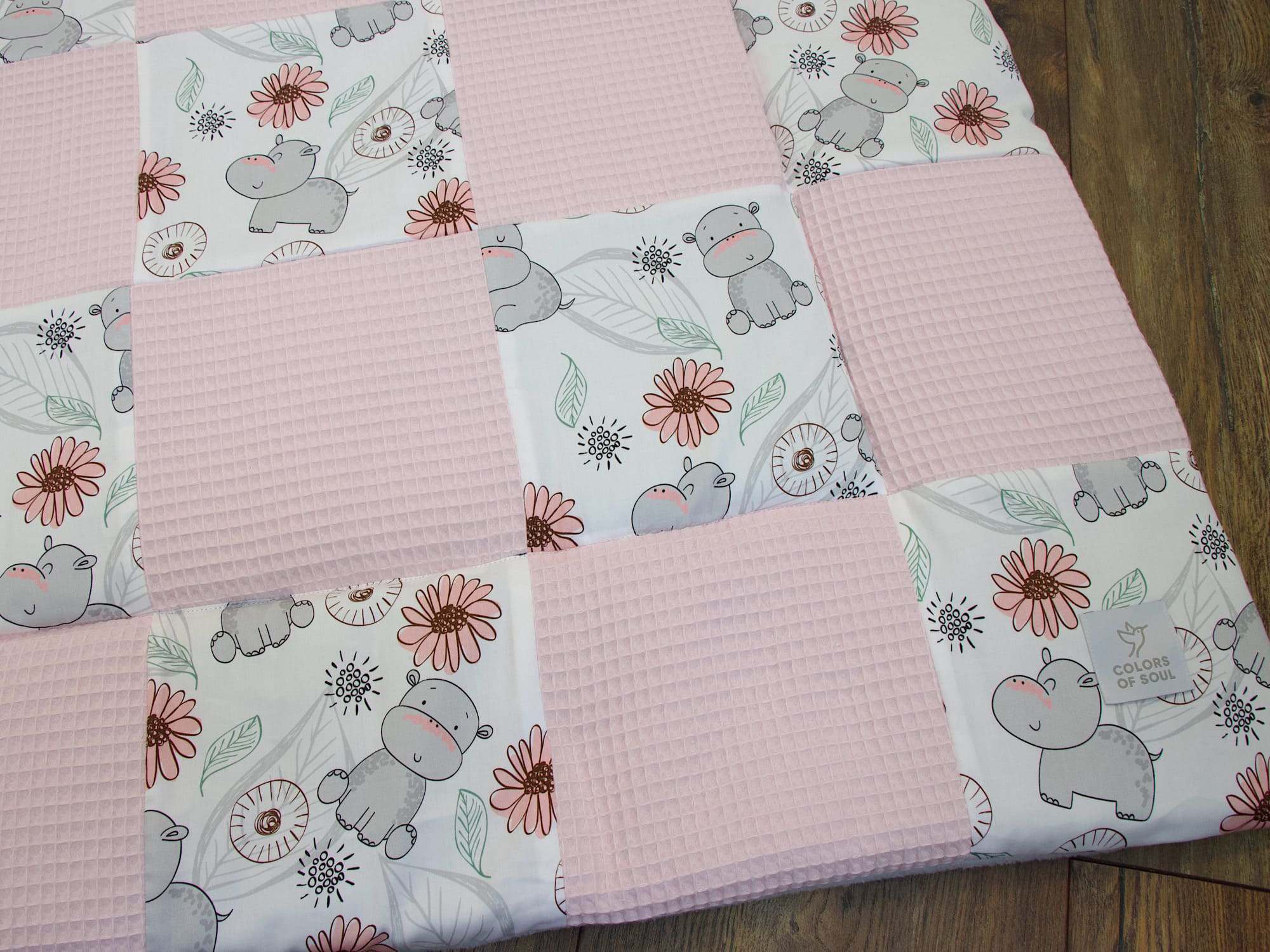 Patchwork Krabbeldecke mit Namen - Waffelpique hellrosa / niedliche Nilpferde