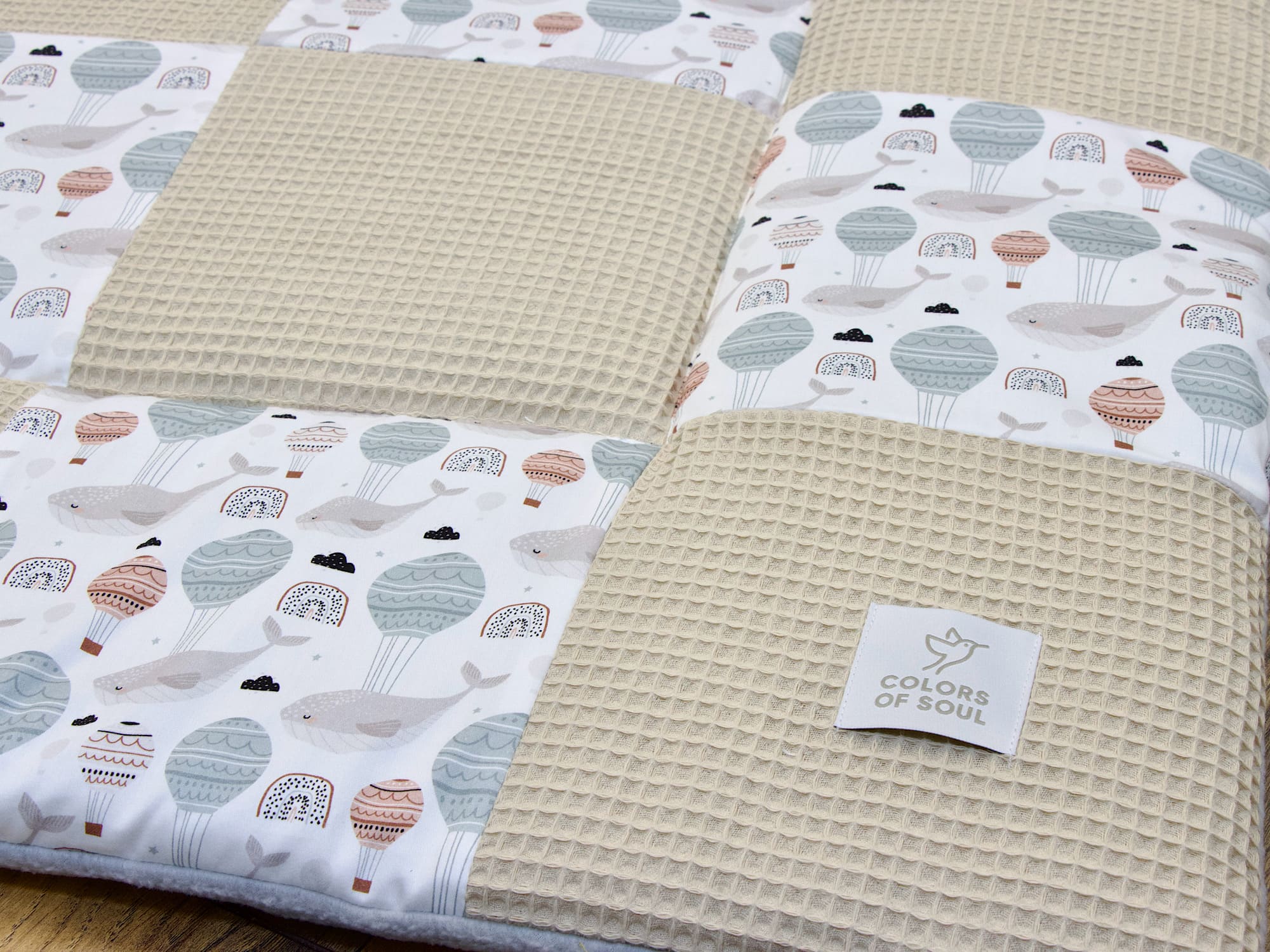 Patchwork Spieldecke für Babys in Beige mit Walen und Luftballons im Kinderzimmer