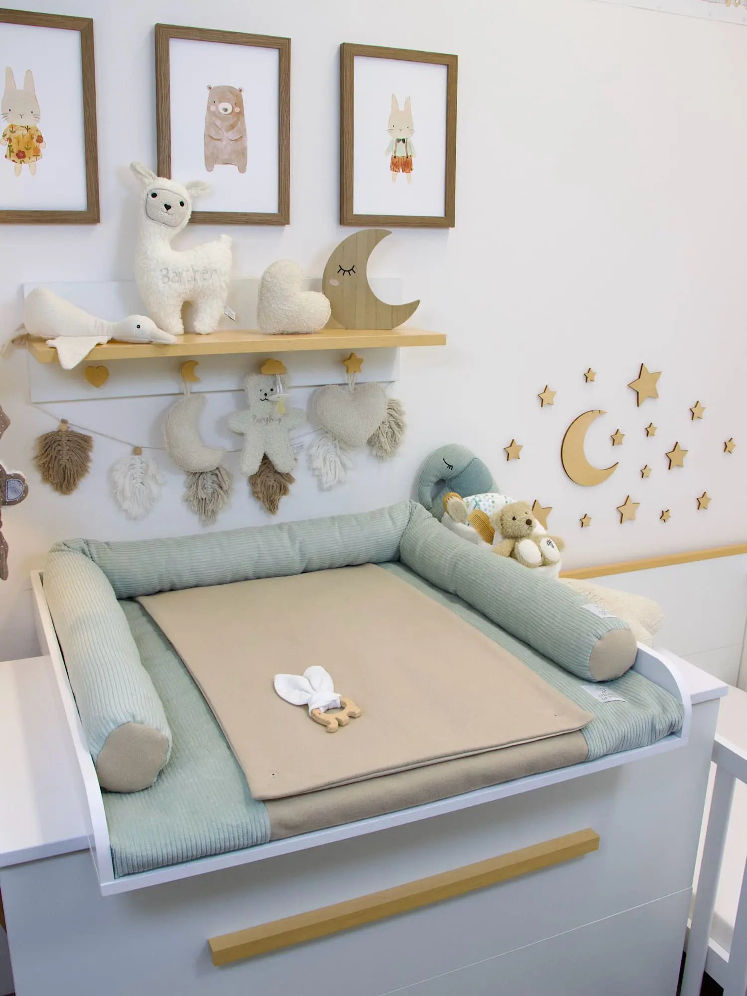 Wickelplatz Set in Mint Dunkelbeige für natürliche skandinavische Babyzimmer