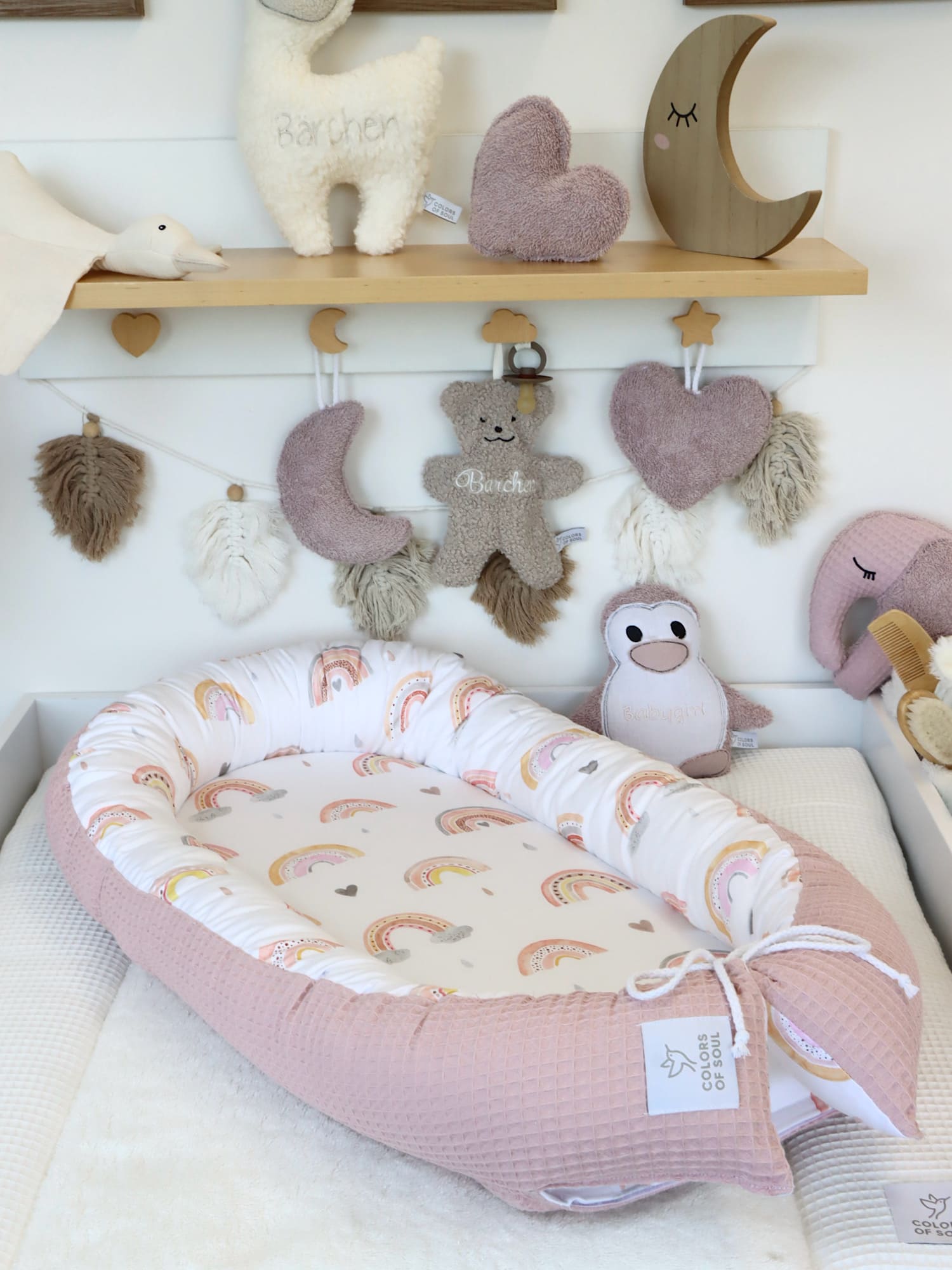 2-teiliges Babynest mit herausnehmbarer Matratze und rosa Waffelpique-Umrandung.